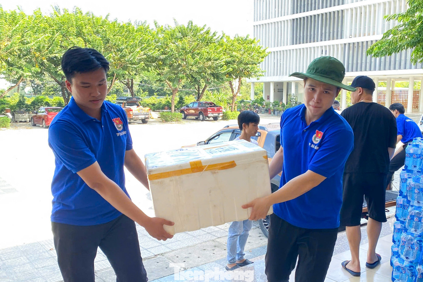 Những sinh viên tình nguyện, đoàn viên thanh niên hỗ trợ tiếp nhận, bốc dỡ và vận chuyển hàng hóa. Số lượng hàng rất lớn nên các tình nguyện viên phải căng sức, làm việc liên tục để đoàn kịp giờ xuất phát.