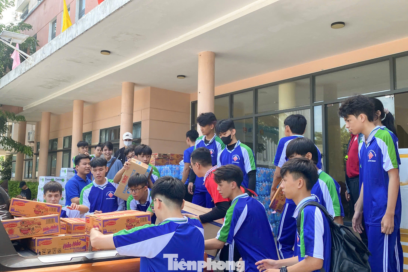 Những sinh viên tình nguyện, đoàn viên thanh niên hỗ trợ tiếp nhận, bốc dỡ và vận chuyển hàng hóa. Số lượng hàng rất lớn nên các tình nguyện viên phải căng sức, làm việc liên tục để đoàn kịp giờ xuất phát.