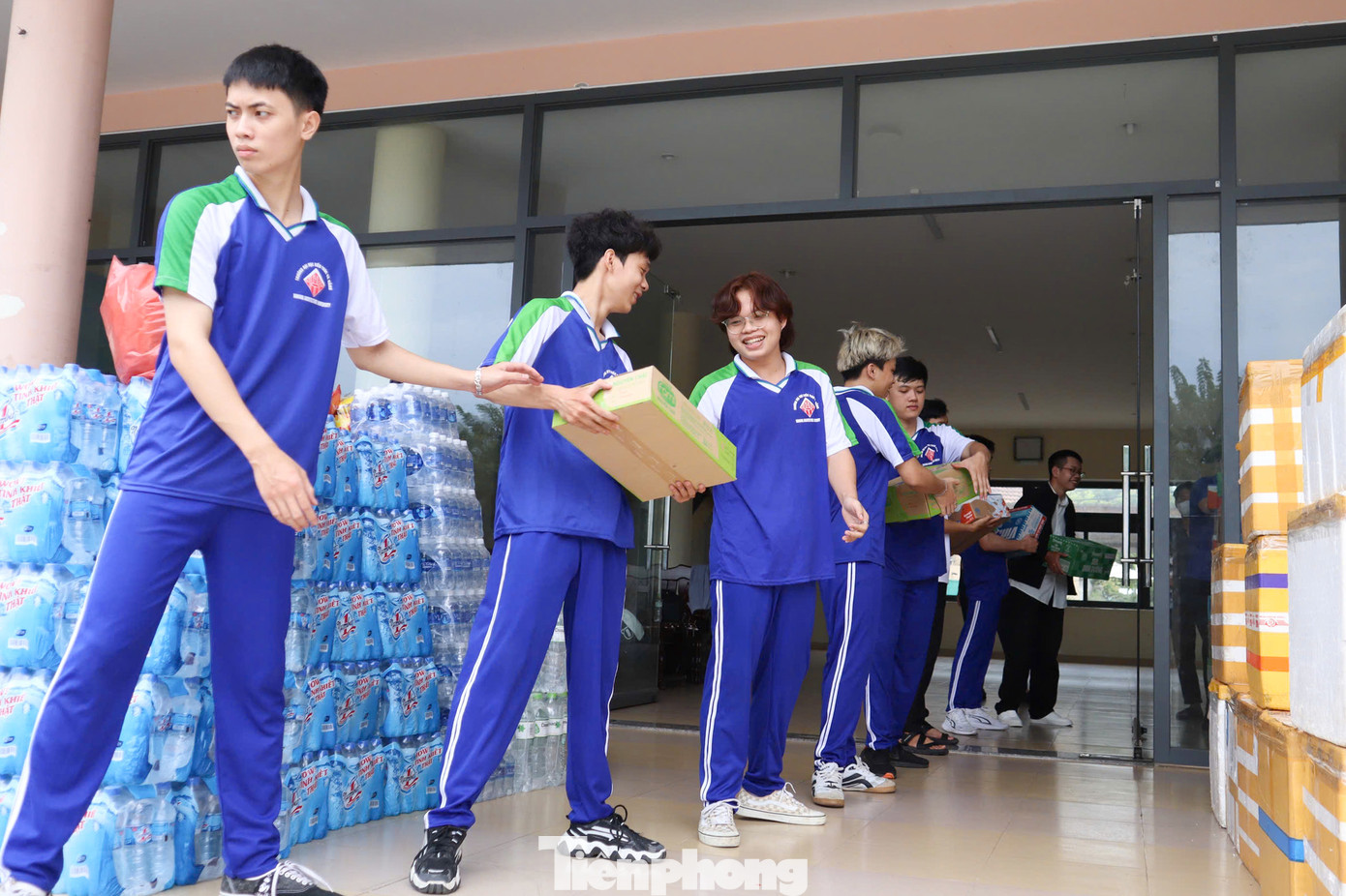 Biết thông tin về chương trình, nhiều người dân, tổ chức, đơn vị cũng chở hàng hóa, nhu yếu phẩm đến để gửi ra cho bà con vùng lũ.