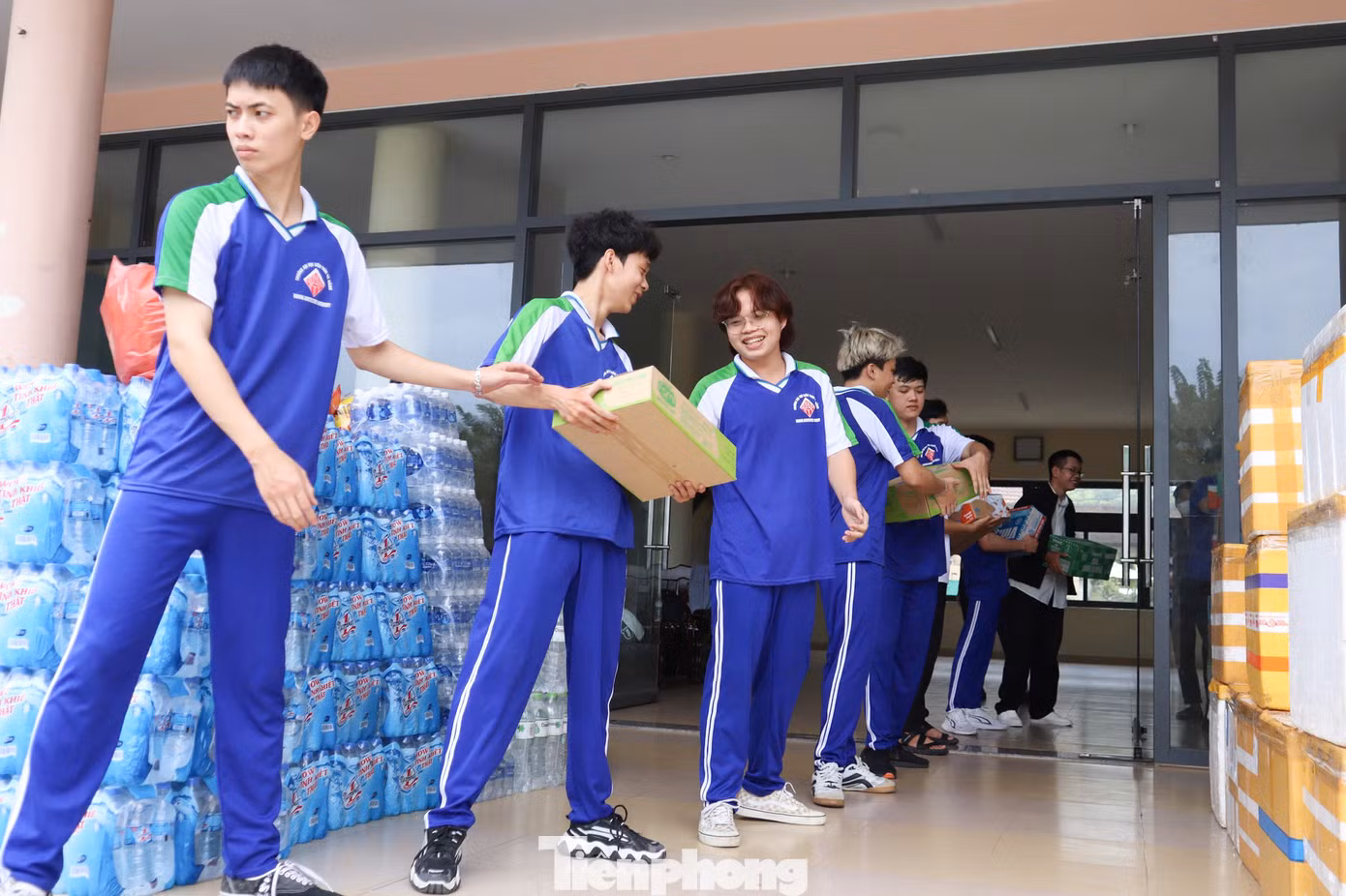 Biết thông tin về chương trình, nhiều người dân, tổ chức, đơn vị cũng chở hàng hóa, nhu yếu phẩm đến để gửi ra cho bà con vùng lũ.