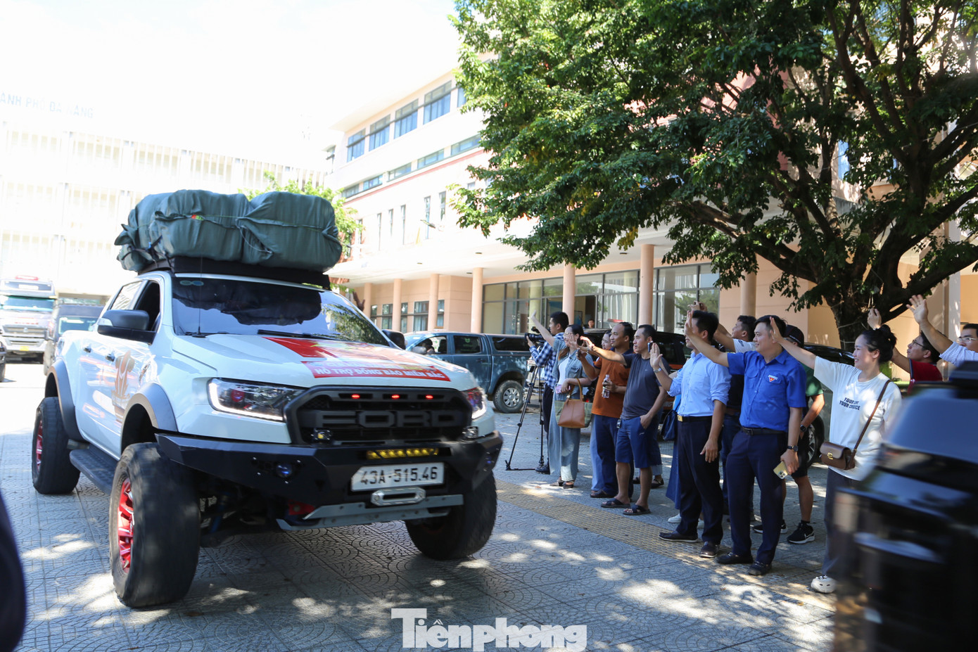 "Thành Đoàn sẽ tiếp tục kêu gọi vận động các nguồn lực, doanh nghiệp và người dân để tổ chức những đợt hỗ trợ tiếp theo, giúp bà con chịu ảnh hưởng bởi lụt bão sớm ổn định cuộc sống. Đặc biệt, chúng tôi sẽ tập trung hỗ trợ các em học sinh, thiếu niên, nhi đồng, bởi quần áo, sách vở, dụng cụ học tập của các em đều đã bị lũ lụt làm hư hỏng hoặc cuốn trôi", anh Hùng nói.