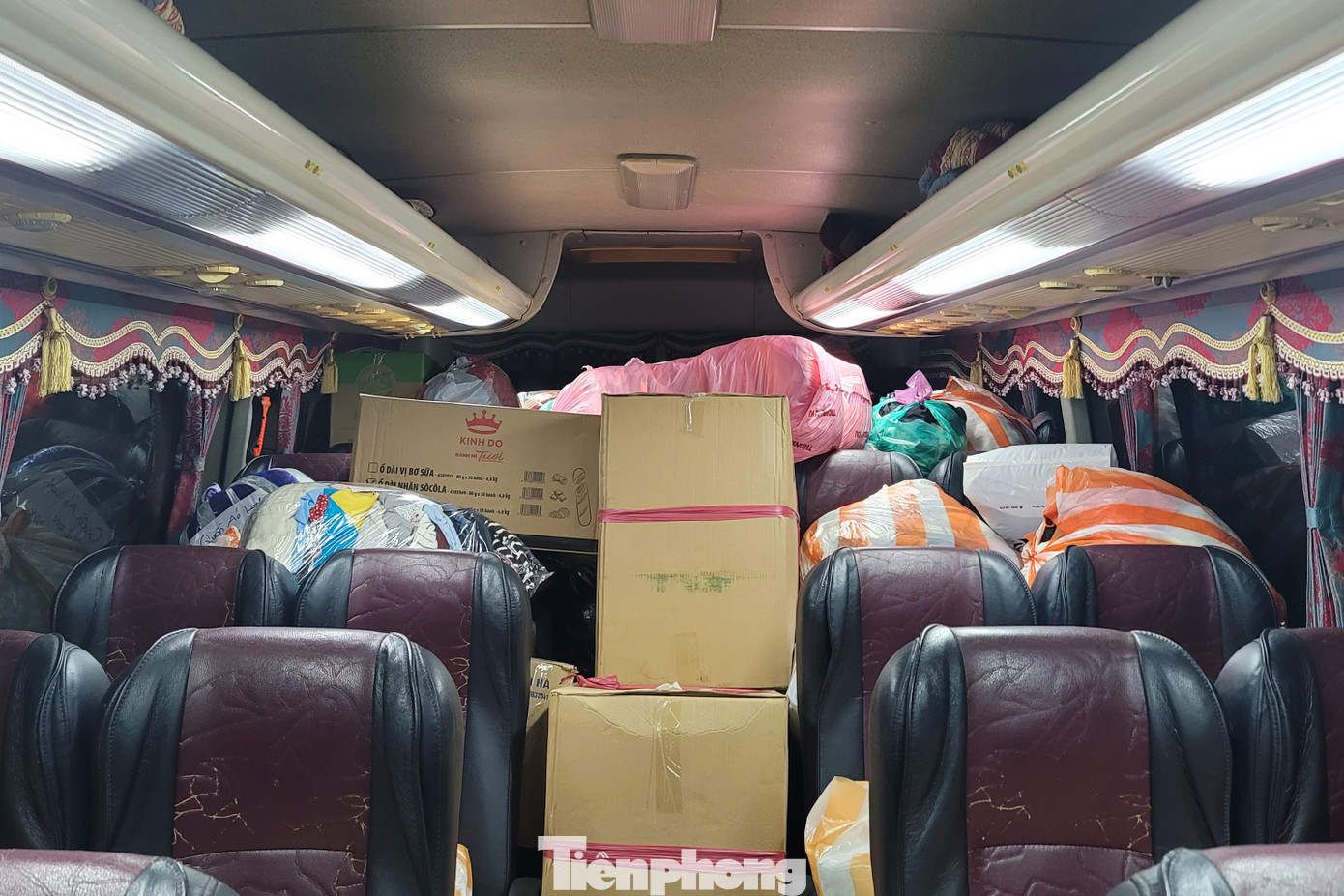 Các loại hàng hóa, nhu yếu phẩm được người dân đóng gói cẩn thận, ghi chú thông tin ở phía ngoài thùng, bao bì để các lực lượng chức năng dễ dàng phân loại khi tiếp nhận và có kế hoạch vận chuyển phù hợp đến với bà con vùng lũ.