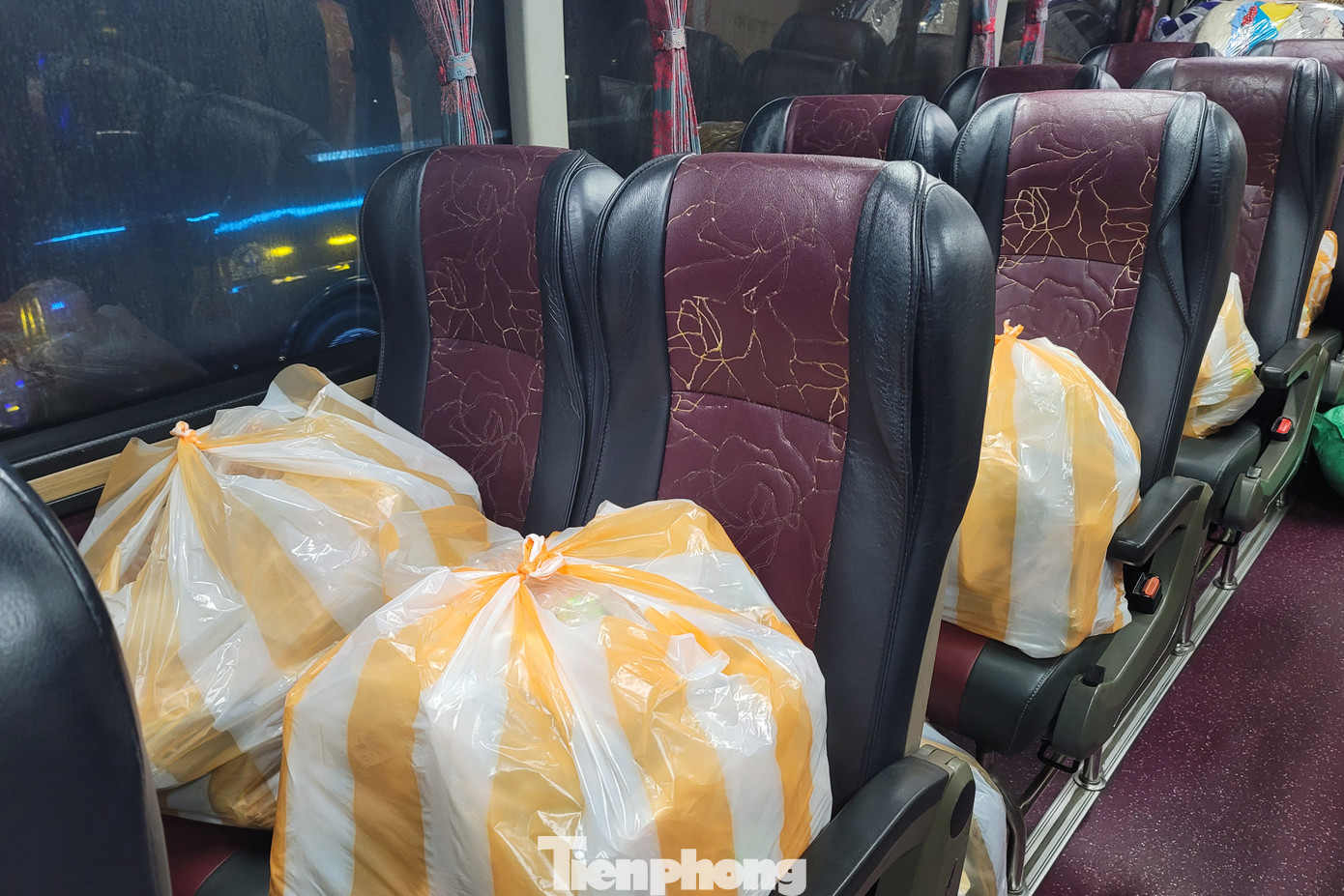 Các loại hàng hóa, nhu yếu phẩm được người dân đóng gói cẩn thận, ghi chú thông tin ở phía ngoài thùng, bao bì để các lực lượng chức năng dễ dàng phân loại khi tiếp nhận và có kế hoạch vận chuyển phù hợp đến với bà con vùng lũ.