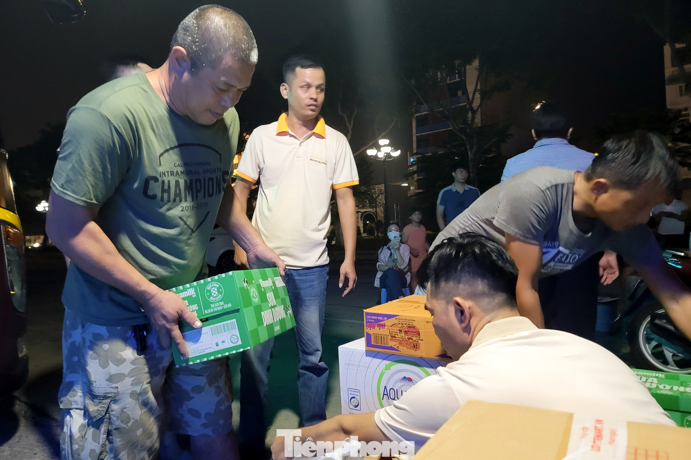 Tuy nhiên, từ khoảng chiều tối, hàng hóa, nhu yếu phẩm được chuyển về ngày một nhiều, một chiếc xe ô tô 45 chỗ đã chất đầy hàng hóa từ gầm xe lên đến các dãy ghế, sàn xe. Các tài xế, phụ xe hỗ trợ người dân bốc dỡ hàng hóa không kịp ngơi tay.