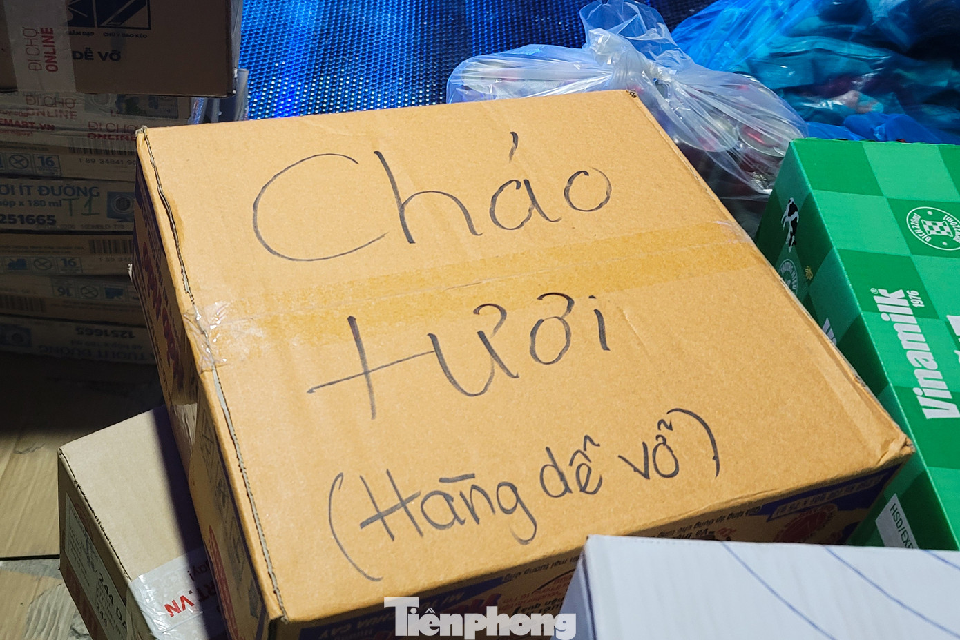 Các loại hàng hóa, nhu yếu phẩm được người dân đóng gói cẩn thận, ghi chú thông tin ở phía ngoài thùng, bao bì để các lực lượng chức năng dễ dàng phân loại khi tiếp nhận và có kế hoạch vận chuyển phù hợp đến với bà con vùng lũ.