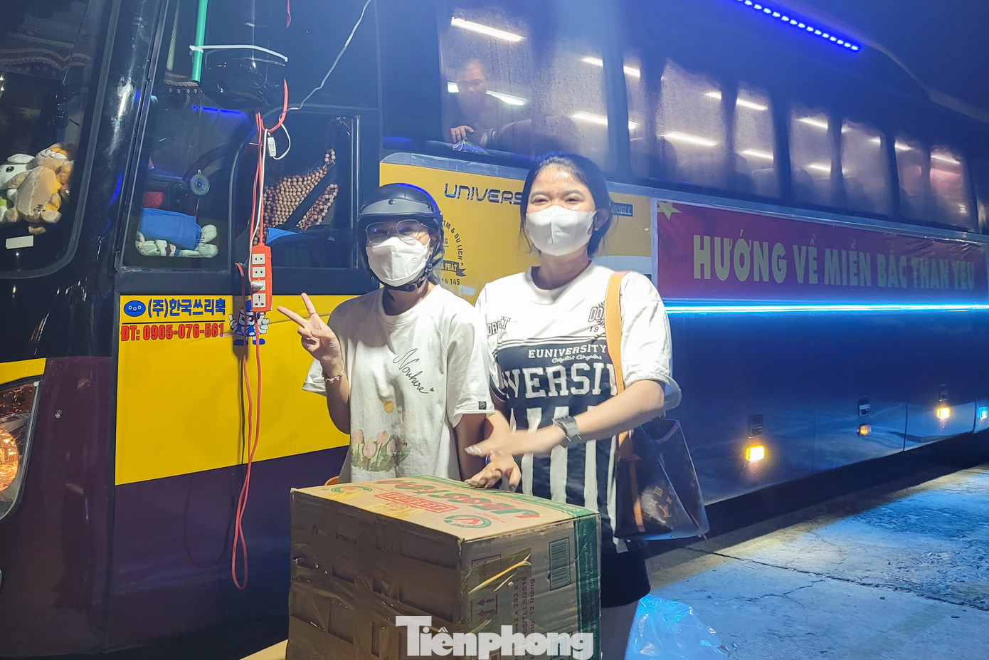 Không quản ngại đêm hôm, nhiều bạn sinh viên cũng mang theo tấm lòng để ủng hộ người dân miền Bắc, đó là những thùng mì tôm, thùng nước lọc, túi quần áo cũ cả xóm trọ góp tặng hay các loại thuốc men thông thường, không nhiều về vật chất nhưng chứa đựng cả tấm lòng sẻ chia với đồng bào.