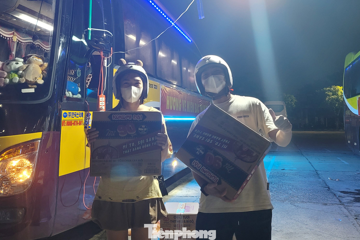 Không quản ngại đêm hôm, nhiều bạn sinh viên cũng mang theo tấm lòng để ủng hộ người dân miền Bắc, đó là những thùng mì tôm, thùng nước lọc, túi quần áo cũ cả xóm trọ góp tặng hay các loại thuốc men thông thường, không nhiều về vật chất nhưng chứa đựng cả tấm lòng sẻ chia với đồng bào.
