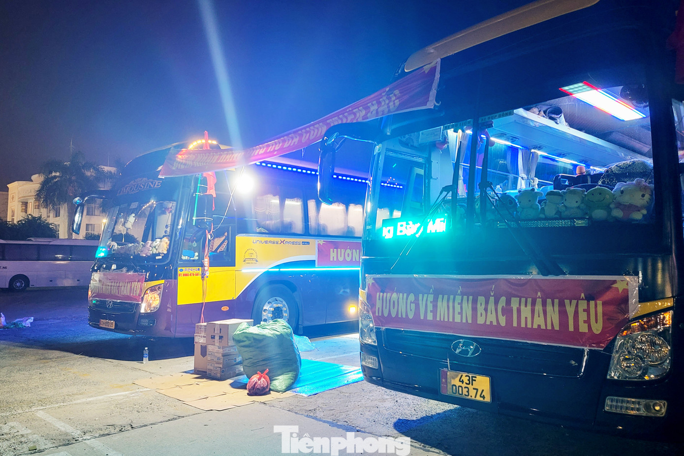 Chỉ khoảng vài tiếng đồng hồ sau khi bài đăng về chuyến xe 0 đồng được lan tỏa trên facebook, rất đông người dân và các bạn trẻ đã tập kết hàng hóa đến đây để gửi theo xe. Có người chở theo vài thùng mì tôm, túi quần áo cũ; có người chở cả trăm suất nhu yếu phẩm được đóng gói cẩn thận thành từng phần; có người gửi tặng những vật dụng thiết yếu như mì tôm, băng vệ sinh, thuốc men...