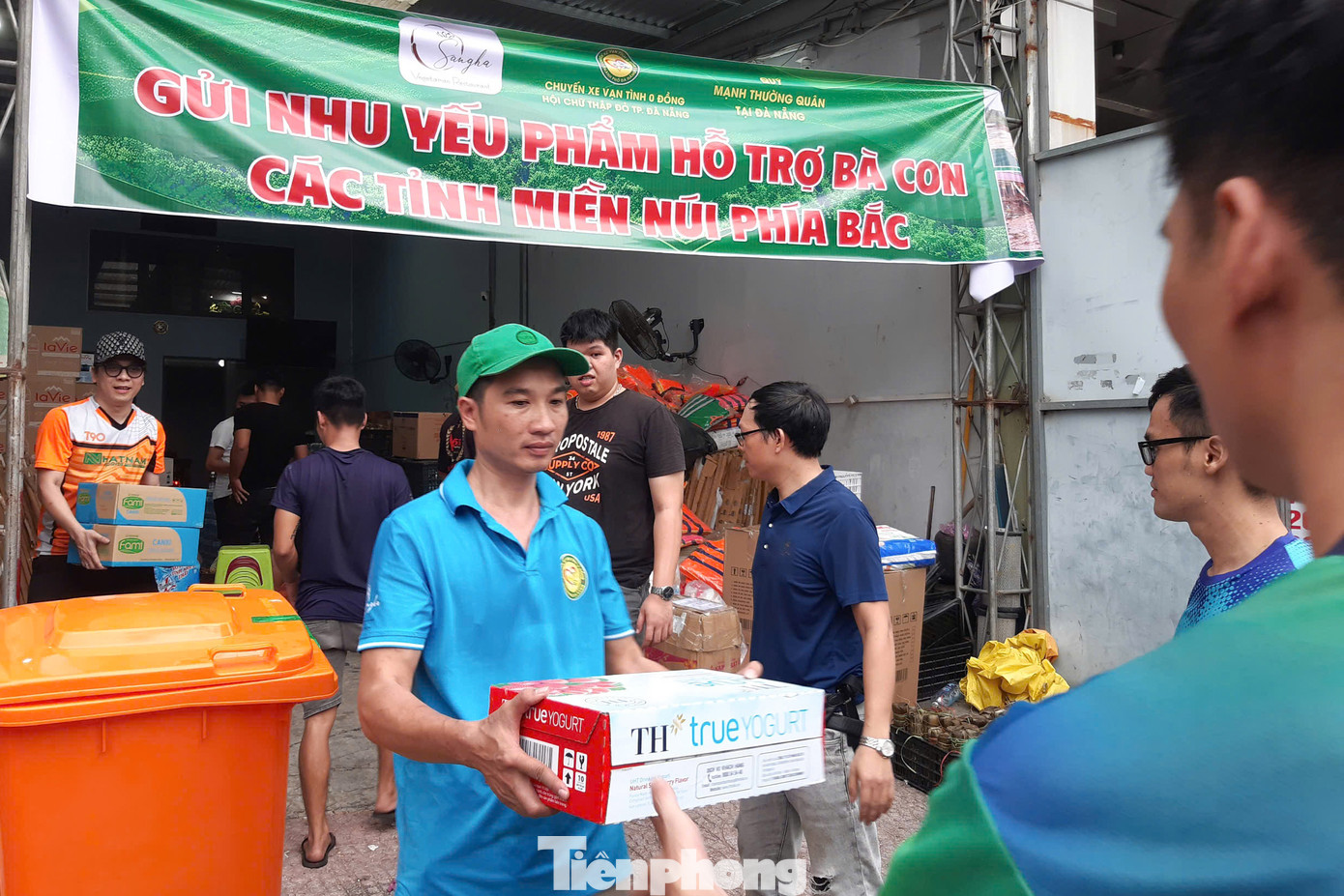 Theo anh Hồ Ngọc Thanh (Chủ nhiệm CLB Chuyến xe vạn tình 0 đồng), hai chuyến xe chở theo 15 tấn hàng hóa gồm nước suối, bánh mì, sữa, mì tôm, bánh chưng, bánh tét và một chiếc cano để cứu hộ hỗ trợ các tỉnh phía Bắc. Đơn vị vận chuyển cũng sẽ hỗ trợ bốc dỡ, phân bổ hàng hóa về các điểm ngập lụt.