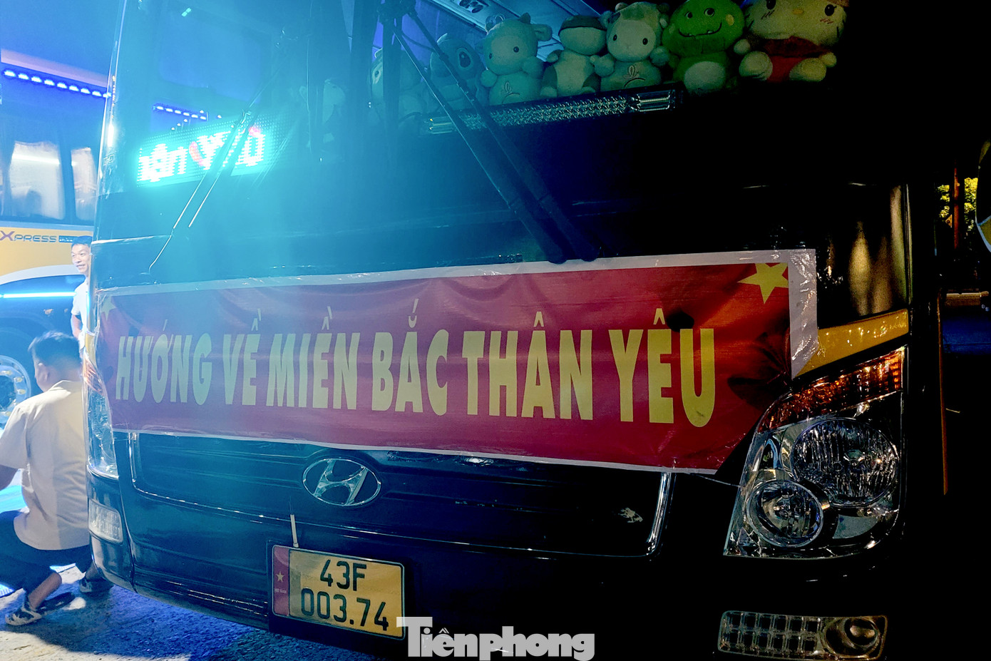 Khuya ngày 11/9, khu vực bãi đỗ xe ở đường 2/9 (quận Hải Châu, Đà Nẵng) vẫn tấp nập, nhộn nhịp. Từng chiếc xe máy, ô tô nối đuôi vận chuyển hàng hóa, nhu yếu phẩm đến đây để gửi theo những chuyến xe 0 đồng ủng hộ cho các tỉnh miền Bắc. Ảnh: Giang Thanh