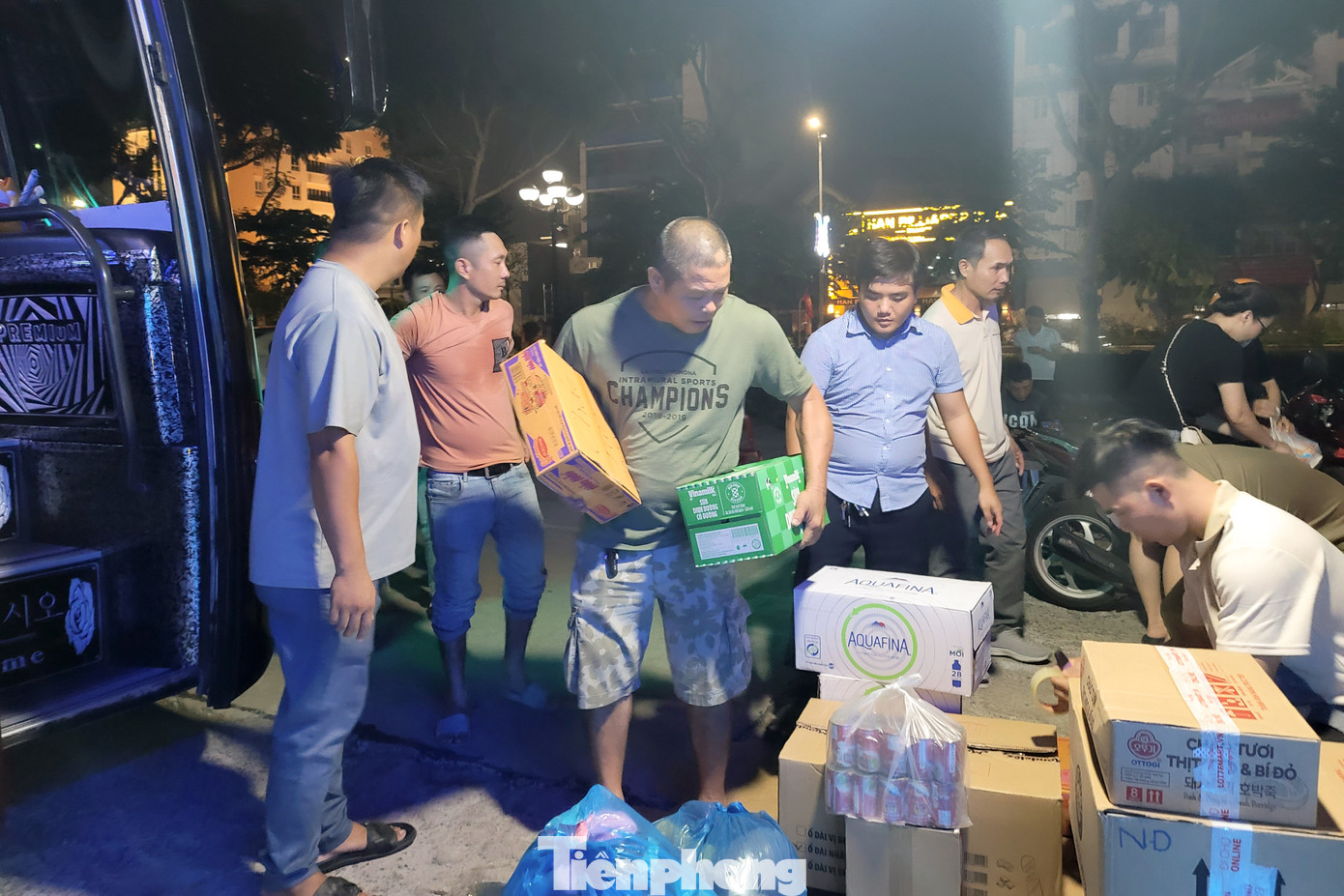 Theo chị Phạm Thùy Dương (đại diện doanh nghiệp), lúc đầu, chị chỉ chia sẻ thông tin trên facebook cá nhân, có một vài người bạn thường xuyên làm tình nguyện liên hệ để gửi hàng hóa. "Lúc đầu, tôi cũng không nghĩ mọi người sẽ hưởng ứng và ủng hộ đông như vậy, nếu không đủ hàng thì công ty và các nhân viên sẽ cùng quyên góp để chất đầy hàng hóa lên 2 chiếc xe tặng cho bà con miền Bắc", chị Dương kể.