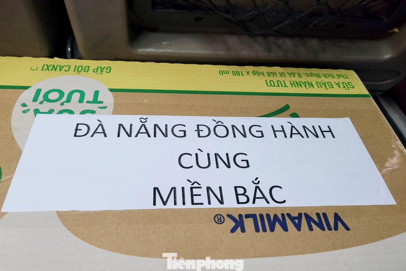 Các loại hàng hóa, nhu yếu phẩm được người dân đóng gói cẩn thận, ghi chú thông tin ở phía ngoài thùng, bao bì để các lực lượng chức năng dễ dàng phân loại khi tiếp nhận và có kế hoạch vận chuyển phù hợp đến với bà con vùng lũ.