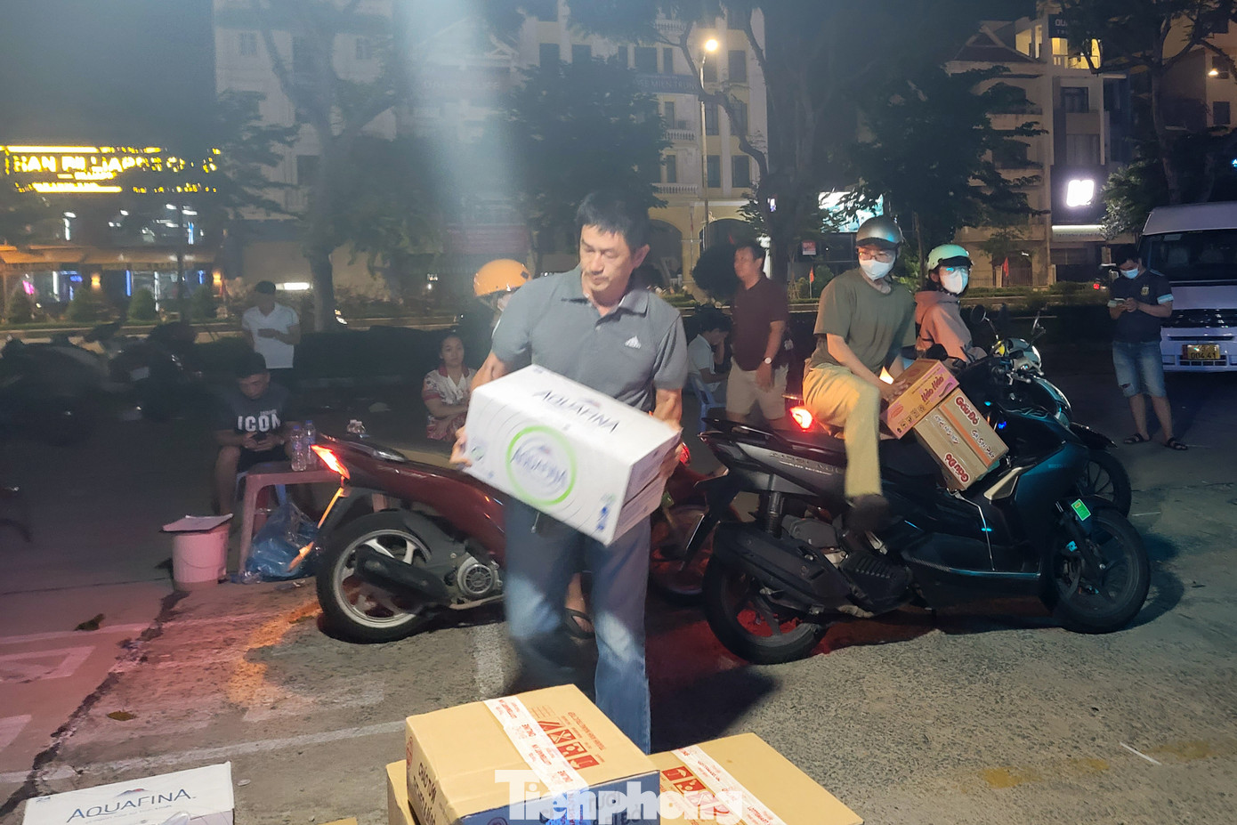 Tuy nhiên, từ khoảng chiều tối, hàng hóa, nhu yếu phẩm được chuyển về ngày một nhiều, một chiếc xe ô tô 45 chỗ đã chất đầy hàng hóa từ gầm xe lên đến các dãy ghế, sàn xe. Các tài xế, phụ xe hỗ trợ người dân bốc dỡ hàng hóa không kịp ngơi tay.