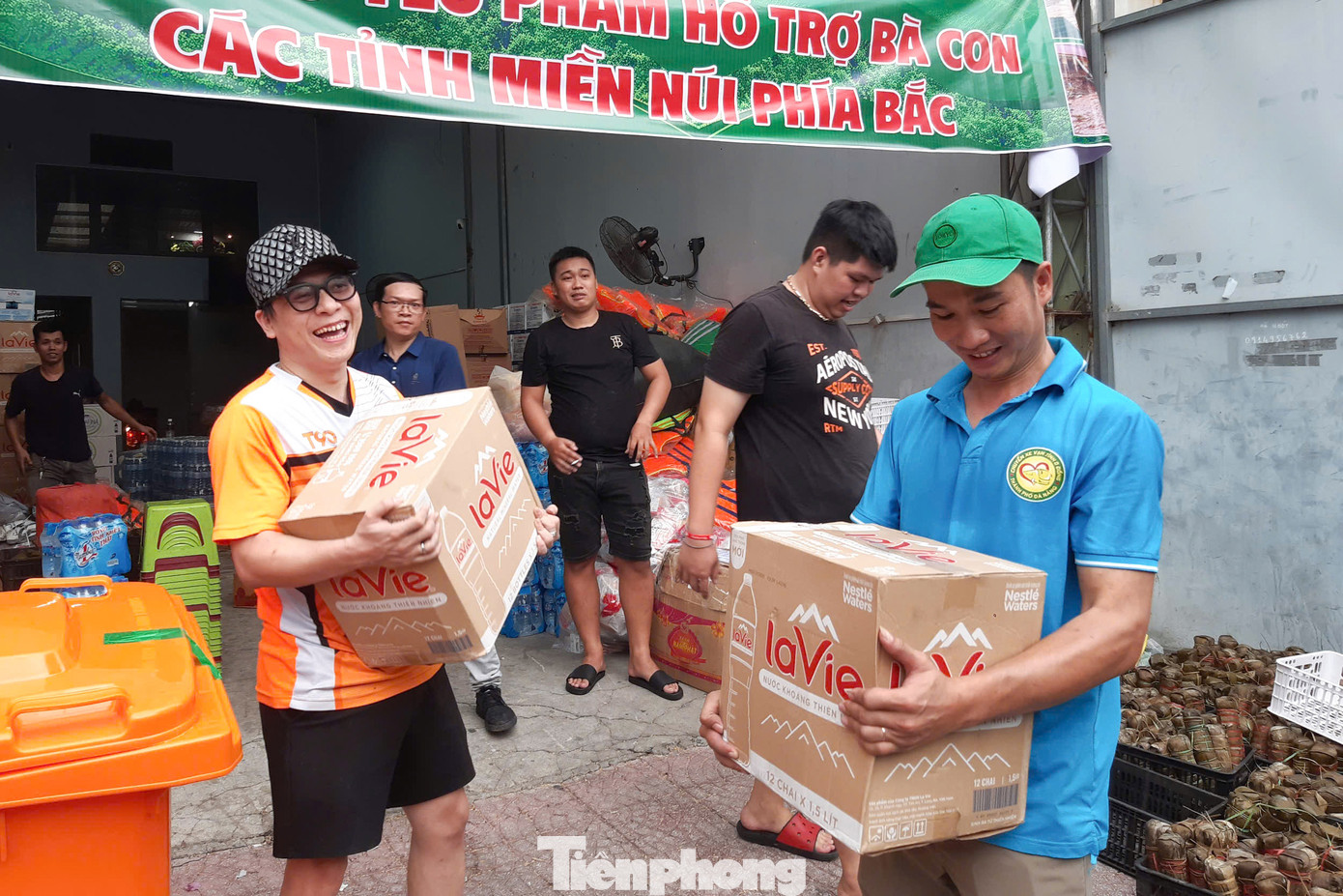 "Sau chuyến hàng này, CLB sẽ ngưng tiếp nhận thực phẩm, đồ ăn nhanh. Dự kiến, chuyến hàng ủng hộ tiếp theo sẽ khởi hành vào ngày 13/9 với chủ yếu là nước uống, các loại thuốc như: thuốc đau bụng, thuốc bôi chân, thuốc cảm sốt... Tuần sau, khi nước rút hẳn, CLB sẽ lên phương án để vận động các nguồn lực, tiếp tục hỗ trợ bà con khắc phục hậu quả sau bão và ngập lụt", anh Thanh nói.