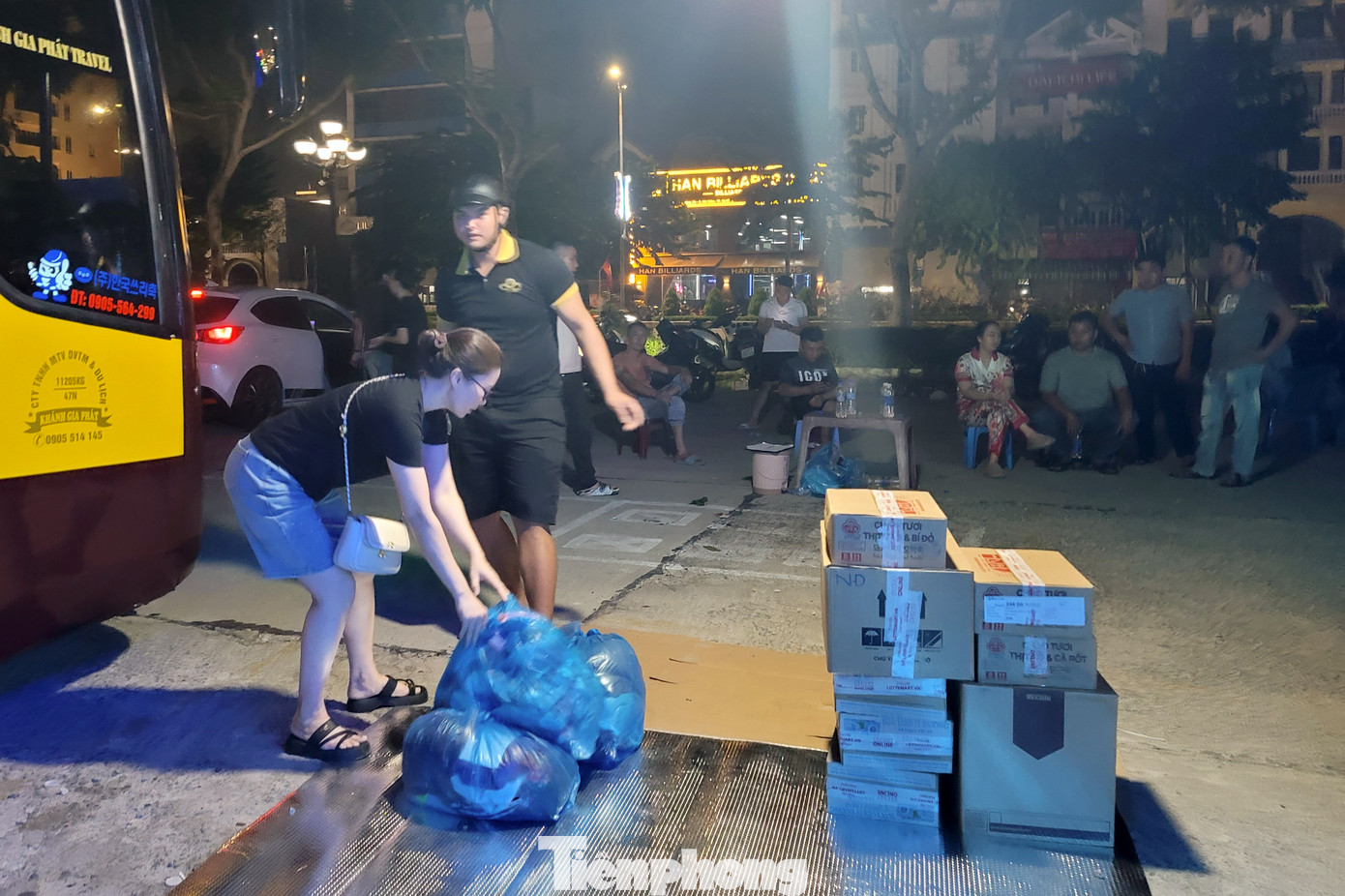 Tuy nhiên, từ khoảng chiều tối, hàng hóa, nhu yếu phẩm được chuyển về ngày một nhiều, một chiếc xe ô tô 45 chỗ đã chất đầy hàng hóa từ gầm xe lên đến các dãy ghế, sàn xe. Các tài xế, phụ xe hỗ trợ người dân bốc dỡ hàng hóa không kịp ngơi tay.