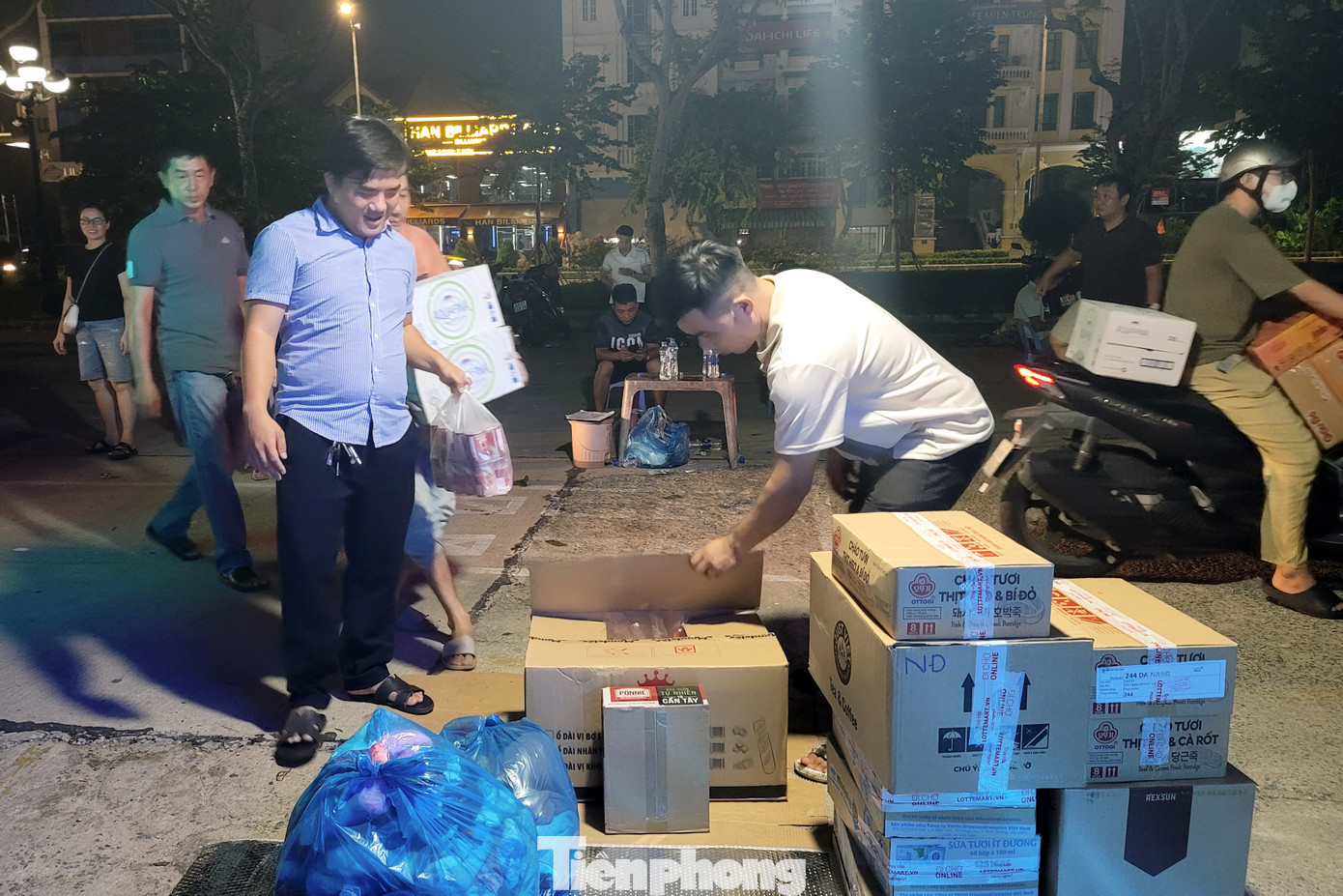 Tuy nhiên, từ khoảng chiều tối, hàng hóa, nhu yếu phẩm được chuyển về ngày một nhiều, một chiếc xe ô tô 45 chỗ đã chất đầy hàng hóa từ gầm xe lên đến các dãy ghế, sàn xe. Các tài xế, phụ xe hỗ trợ người dân bốc dỡ hàng hóa không kịp ngơi tay.