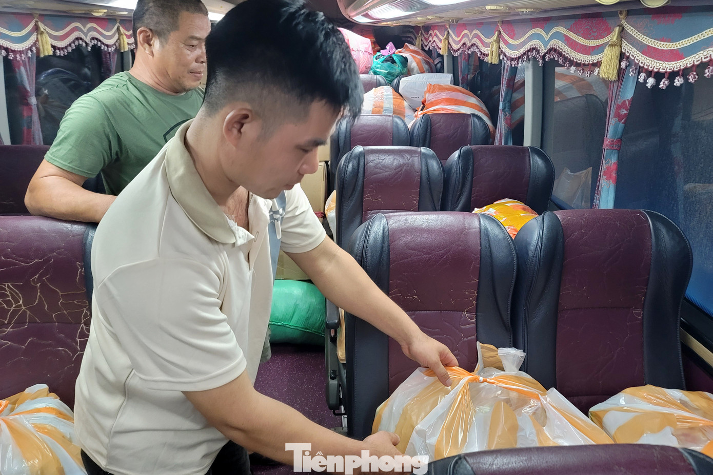 "Những ngày qua, xem thông tin trên đài, báo, mạng xã hội, tôi rất xót xa với những gì mà người dân miền Bắc đang phải trải qua. Đà Nẵng cũng thường xuyên chịu ảnh hưởng của bão lũ nên tôi thấu hiểu được những khó khăn, mất mát đó. Bởi vậy, đây là tấm lòng nhỏ của gia đình tôi với mong muốn ngập lụt nhanh chóng qua đi, bà con có thể sớm ổn định cuộc sống", chị Yến cho hay.