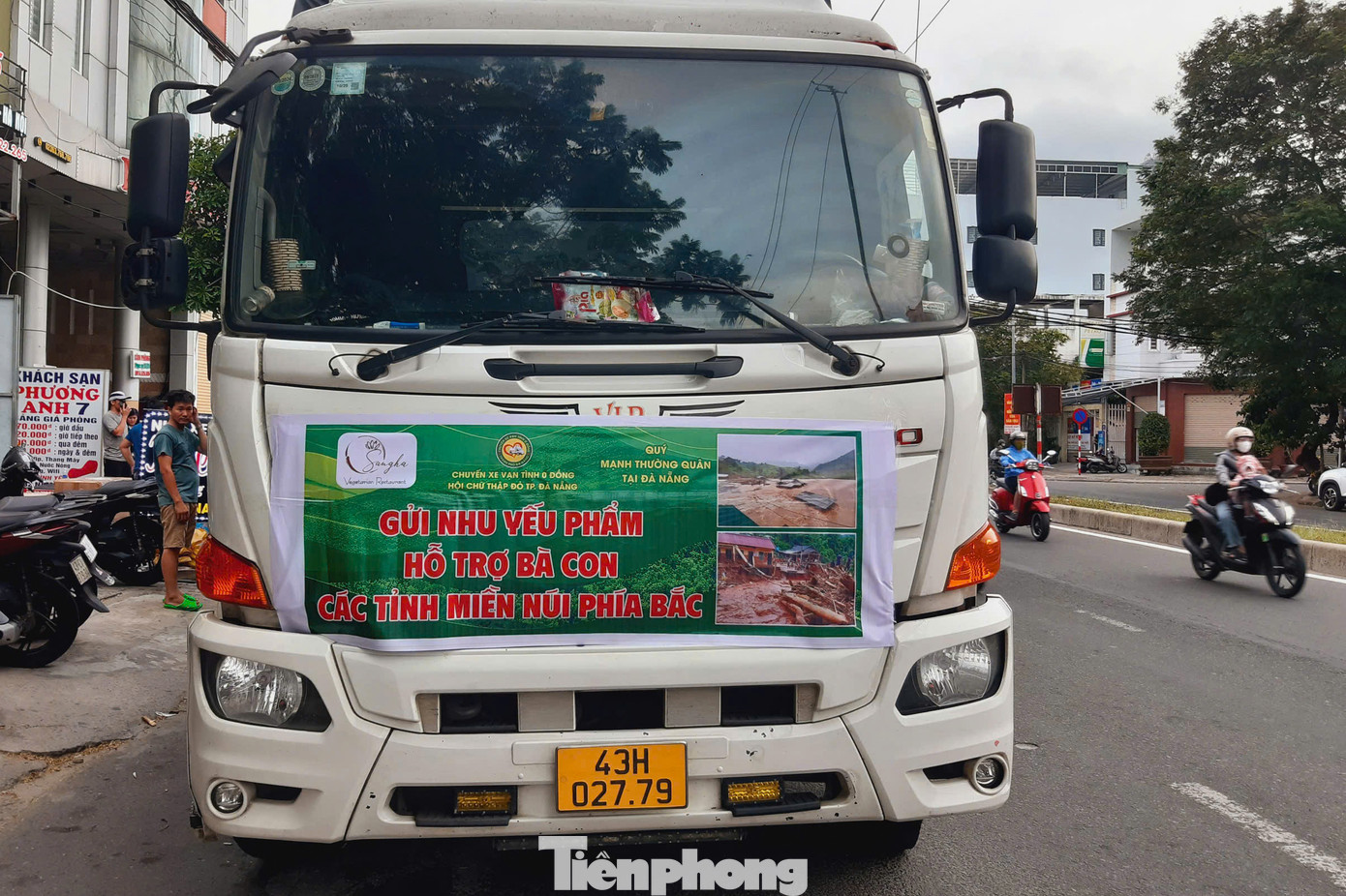 Cũng trong chiều 11/9, chuyến hàng nhu yếu phẩm hỗ trợ bà con các tỉnh miền núi phía Bắc đầu tiên của CLB Chuyến xe vạn tình 0 đồng cũng chính thức lăn bánh với sự hỗ trợ vận chuyển của một nhà xe chuyên tuyến Hà Nội - Đà Nẵng.