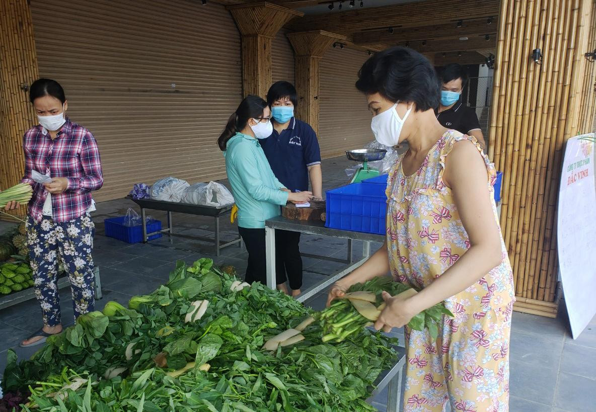 Theo bà Hồ Thị Huệ, đại diện đơn vị bán hàng Công ty TNHH Đắc Vinh, các mặt hàng được cung ứng tùy theo sức mua và khả năng tiêu thụ, phía đơn vị cũng đảm bảo trong thời gian mở cửa sẽ phục vụ đầy đủ các mặt hàng cho người dân.