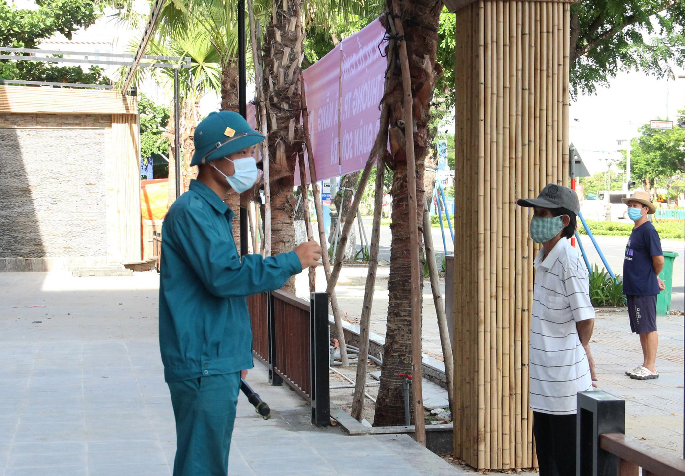 Để đảm bảo các quy định phòng, chống dịch COVID-19, các điểm bán hàng đều bố trí lực lượng dân quân phường hỗ trợ, đảm bảo người dân giãn cách khi mua hàng, không để quá đông người có mặt tại các quầy hàng vào một thời điểm. Sở Công thương cũng yêu cầu các điểm bán thực hiện nghiêm 5K.