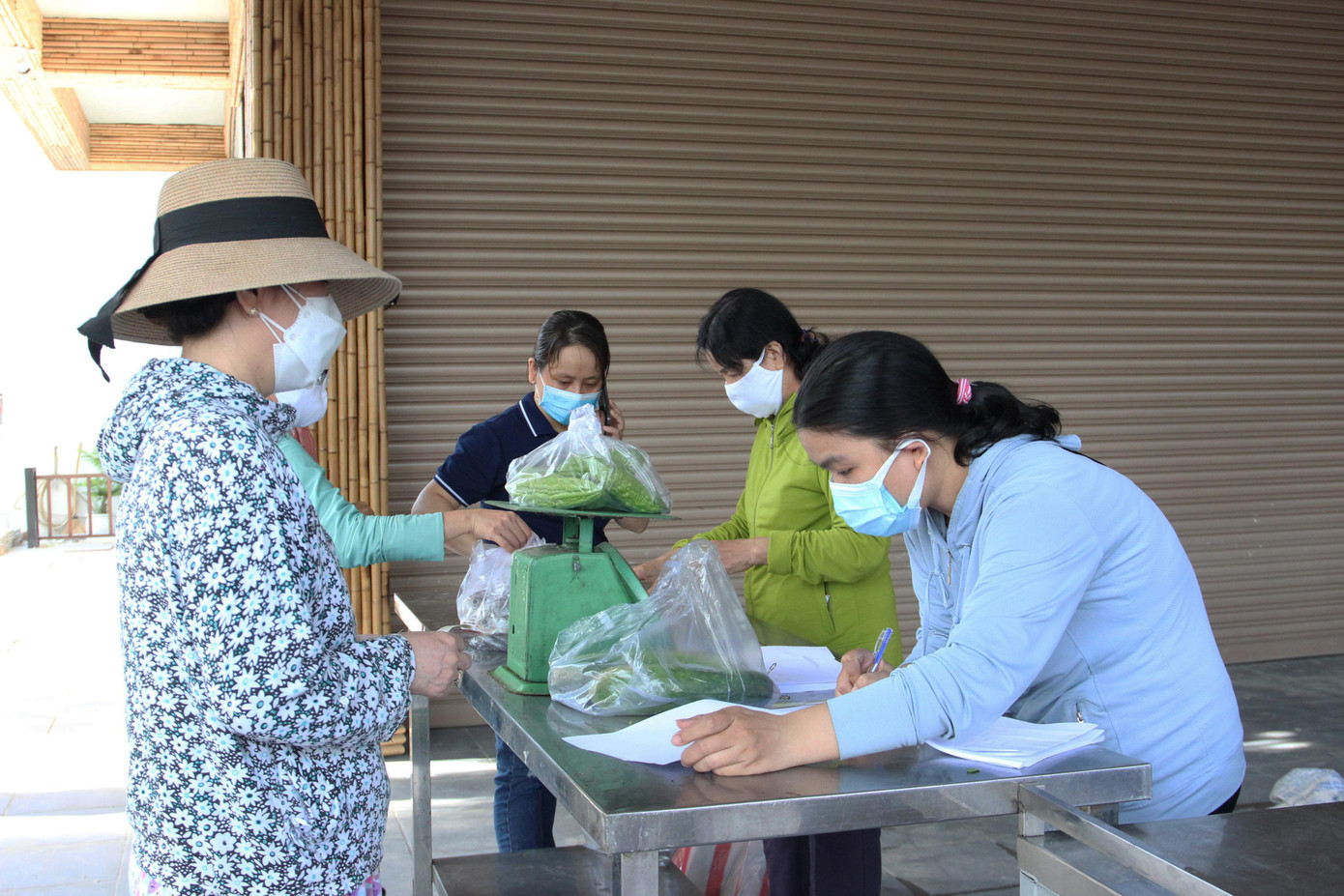 Theo bà Nguyễn Thị Phấn (người dân phường Phước Mỹ, quận Sơn Trà), do có ca COVID-19 nên chợ truyền thống đóng cửa. Đến điểm bán lưu động, bà Phấn lựa chọn đầy đủ các loại thịt, cá, lagim... đủ dùng cho 1 tuần. "Tui mua sẵn thực phẩm để những ngày sau không phải ra ngoài. Tình hình dịch dã phức tạp, mỗi lần đi một lần khó. May có điểm bán ở gần nhà, thực phẩm lại đầy đủ cả, tui đỡ phải đi xa", bà Phấn nói.