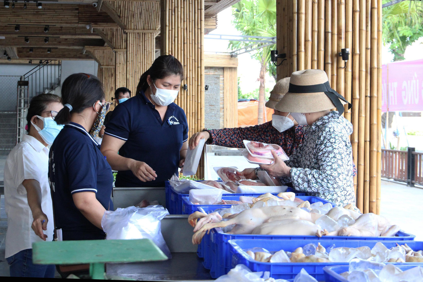 Trước mắt, 4 điểm bán hàng lưu động được triển khai tại các quận Sơn Trà, Ngũ Hành Sơn, Liên Chiểu. Cụ thể, điểm bán hàng ở phường Phước Mỹ (quận Sơn Trà) được đặt ở 60 Võ Văn Kiệt, mở bán từ ngày 12/8 từ 6h30 đến 11h hàng ngày. Điểm bán này do Công ty TNHH Đắc Vinh phụ trách.