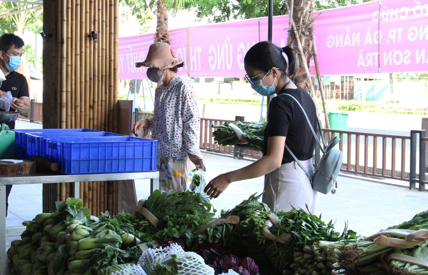 Các điểm sẽ bày bán hơn 80 mặt hàng, đầy đủ các loại thực phẩm thiết yếu như: thịt, cá, rau, củ, quả, dầu ăn, nước mắm, đậu, trứng, các loại gia vị, đồ hộp... đảm bảo nhu cầu của người dân.
