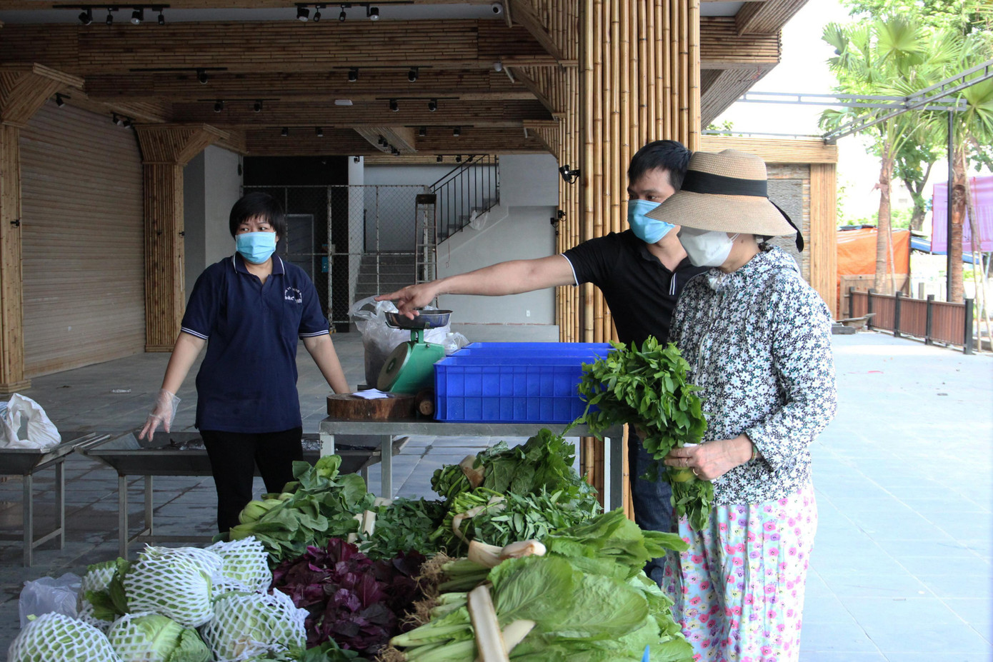 Ngày 12/8, Sở Công thương TP Đà Nẵng triển khai các điểm bán thực phẩm thiết yếu lưu động tại các khu dân cư trên địa bàn nhằm đảm bảo cung ứng đầy đủ hàng hóa cho người dân trong bối cảnh nhiều chợ truyền thống tạm ngừng do có ca mắc COVID-19.