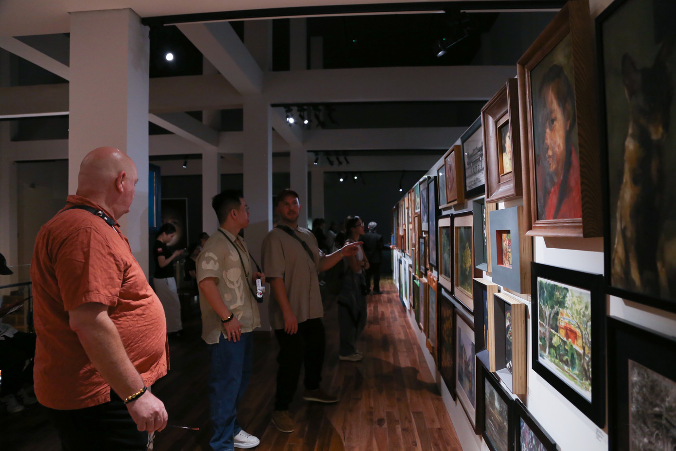 Hơn 150 tác phẩm nhiều thể loại được trưng bày trong khuôn khổ triển lãm. Ảnh: Giang Thanh.