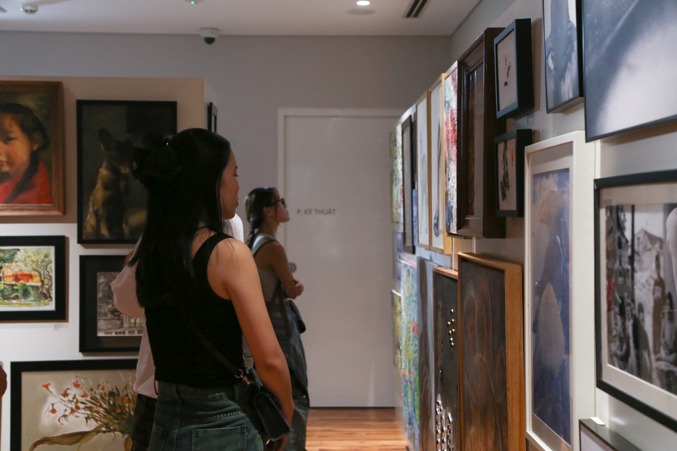 Đông đảo khán giả ở đa dạng độ tuổi thích thú khám phá triển lãm.
