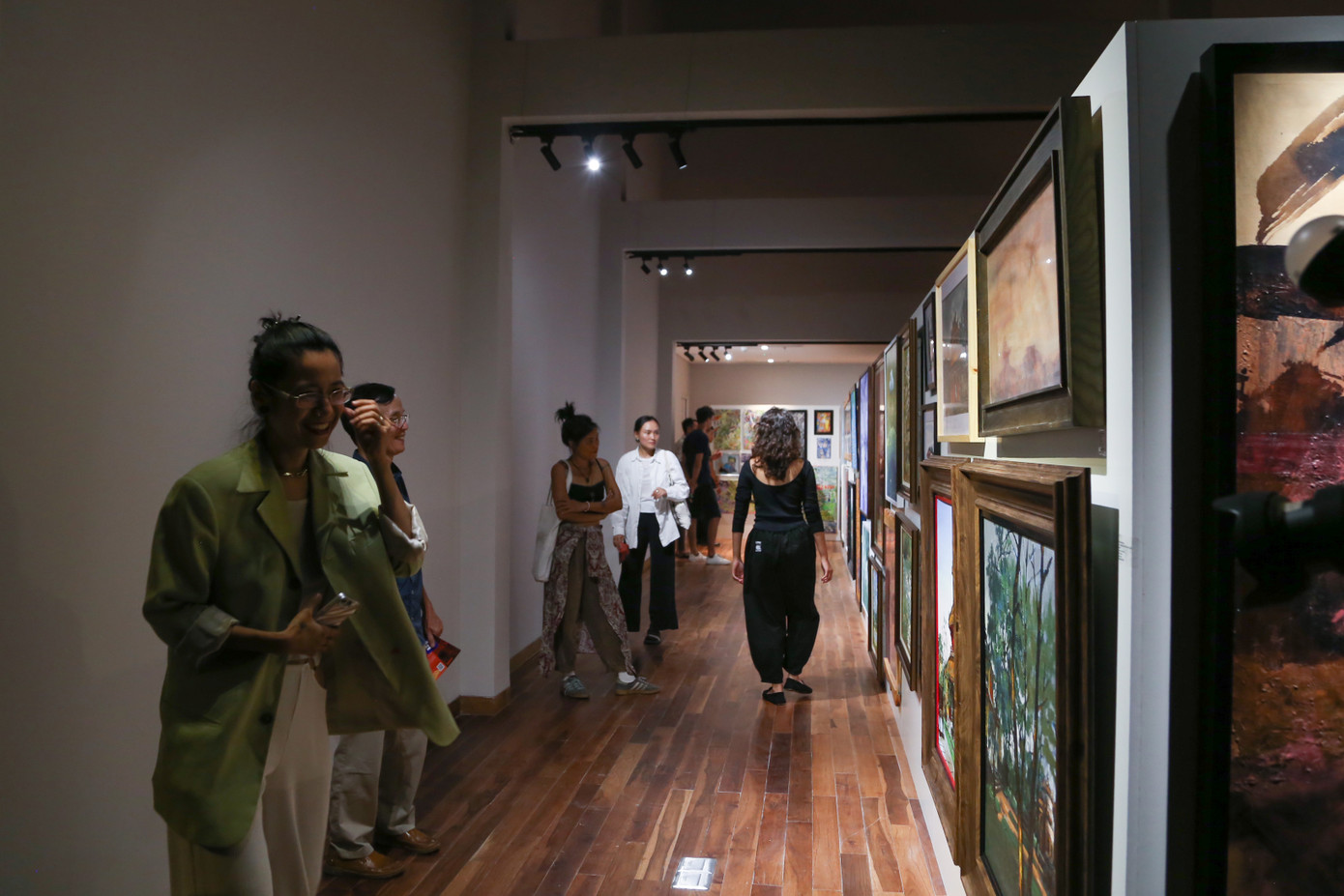 Đông đảo khán giả ở đa dạng độ tuổi thích thú khám phá triển lãm.