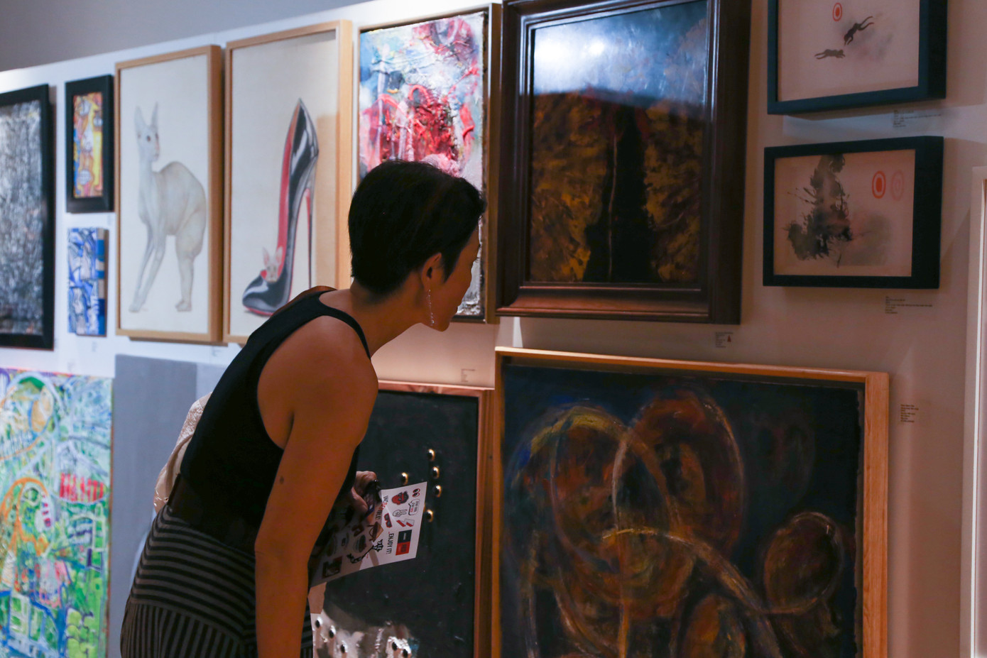 Đông đảo khán giả ở đa dạng độ tuổi thích thú khám phá triển lãm.