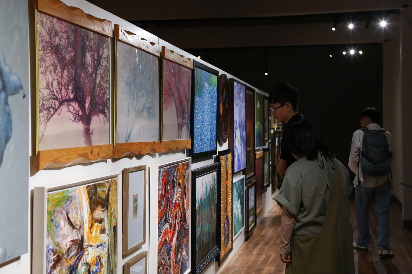 Đông đảo khán giả ở đa dạng độ tuổi thích thú khám phá triển lãm.
