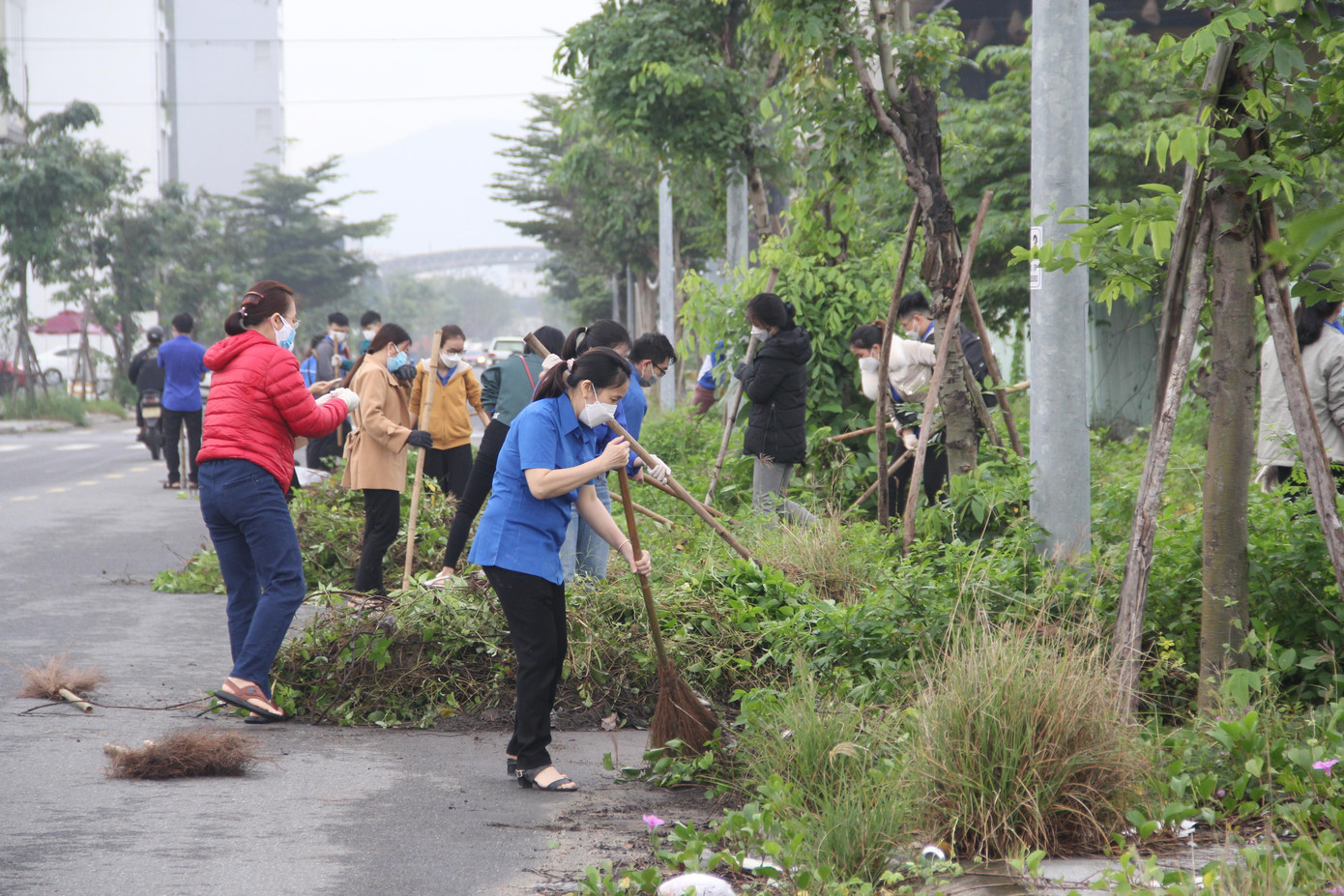 Hàng trăm bạn trẻ ra quân dọn vệ sinh điểm nóng về môi trường dưới khu vực chân cầu Tiên Sơn (quận Hải Châu, Đà Nẵng). Ảnh: Giang Thanh Hàng trăm bạn trẻ ra quân dọn vệ sinh điểm nóng về môi trường dưới khu vực chân cầu Tiên Sơn (quận Hải Châu, Đà Nẵng). Ảnh: Giang Thanh
