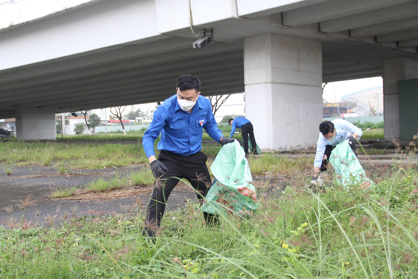 Ngoài ra, các cấp bộ Đoàn toàn thành phố sẽ đồng loạt ra quân dọn dẹp khu dân cư, nghĩa trang liệt sĩ... từ nay đến Tết Nguyên đán Ngoài ra, các cấp bộ Đoàn toàn thành phố sẽ đồng loạt ra quân dọn dẹp khu dân cư, nghĩa trang liệt sĩ... từ nay đến Tết Nguyên đán
