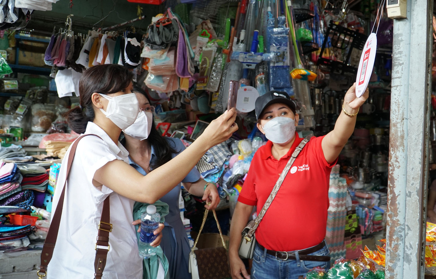 Người dân và tiểu thương tại các chợ thích thú với trải nghiệm mua sắm không dùng tiền mặt