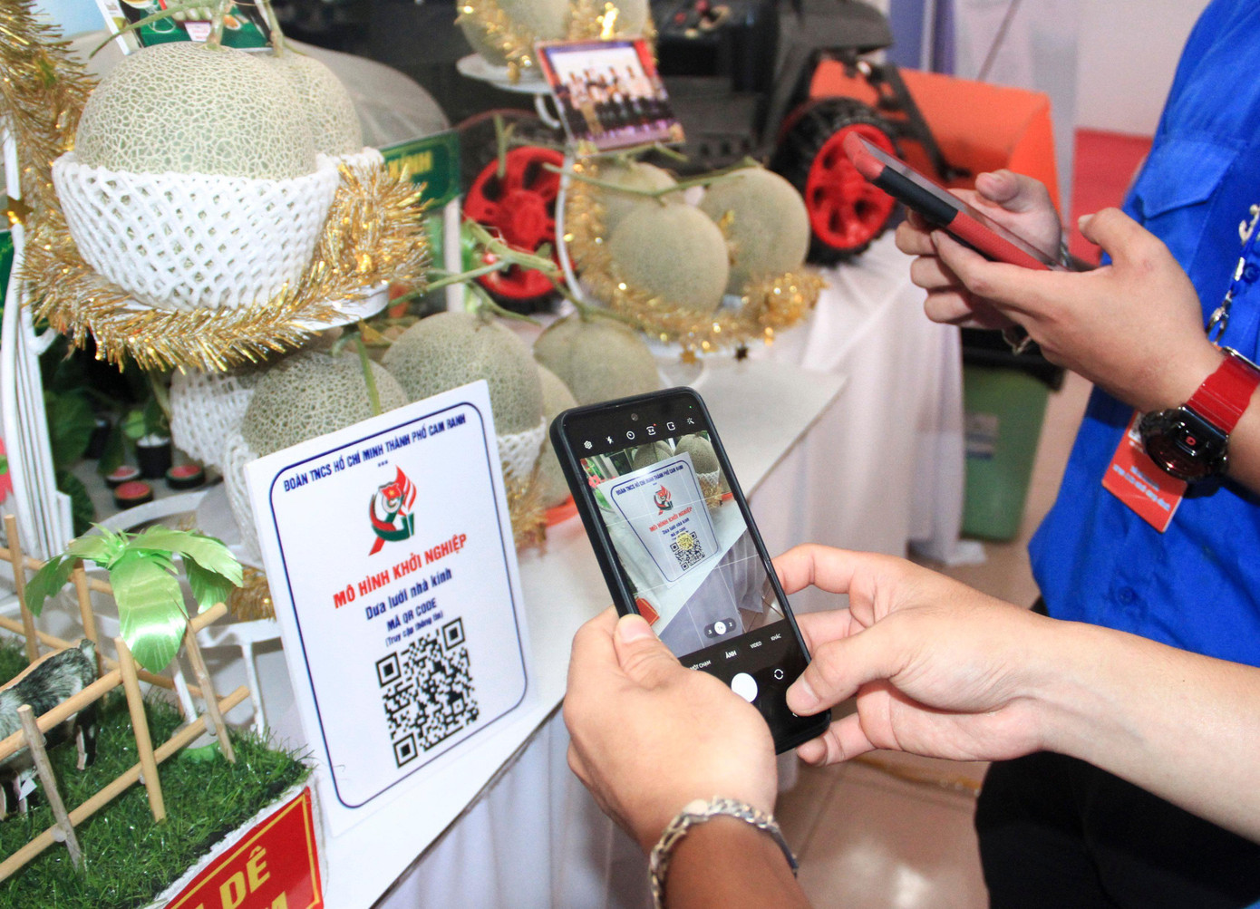 Các không gian trưng bày đều có mã QR để các đại biểu dễ dàng tìm hiểu thông tin về sản phẩm, mô hình cũng như kết nối với các đơn vị, cá nhân.