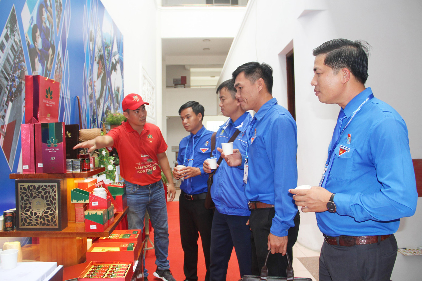 Các gian hàng trưng bày thu hút sự quan tâm của các đại biểu, đặc biệt là đại biểu khách mời đến từ các đơn vị, địa phương trong khu vực với mong muốn tìm hiểu, kết nối và liên kết để cùng phát triển.