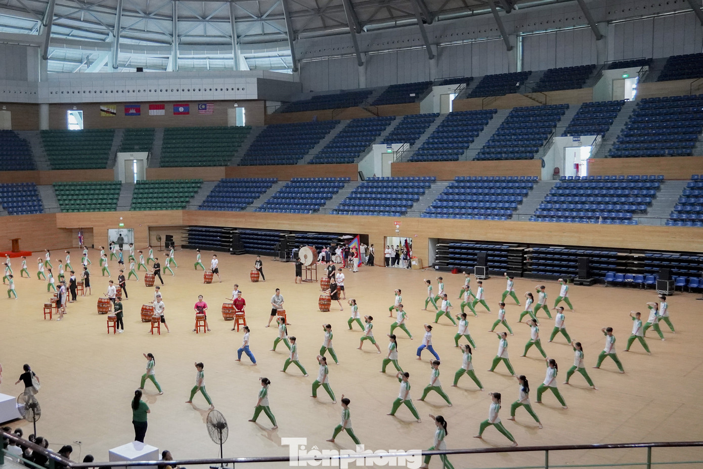 Với chủ đề “ASEAN – Connect to shine bright”, chương trình nghệ thuật khai mạc Đại hội Thể thao học sinh Đông Nam Á lần thứ 13 quy tụ gần 500 nghệ sĩ, diễn viên quần chúng là học sinh, VĐV, chiến sĩ bộ đội. Với chủ đề “ASEAN – Connect to shine bright”, chương trình nghệ thuật khai mạc Đại hội Thể thao học sinh Đông Nam Á lần thứ 13 quy tụ gần 500 nghệ sĩ, diễn viên quần chúng là học sinh, VĐV, chiến sĩ bộ đội.