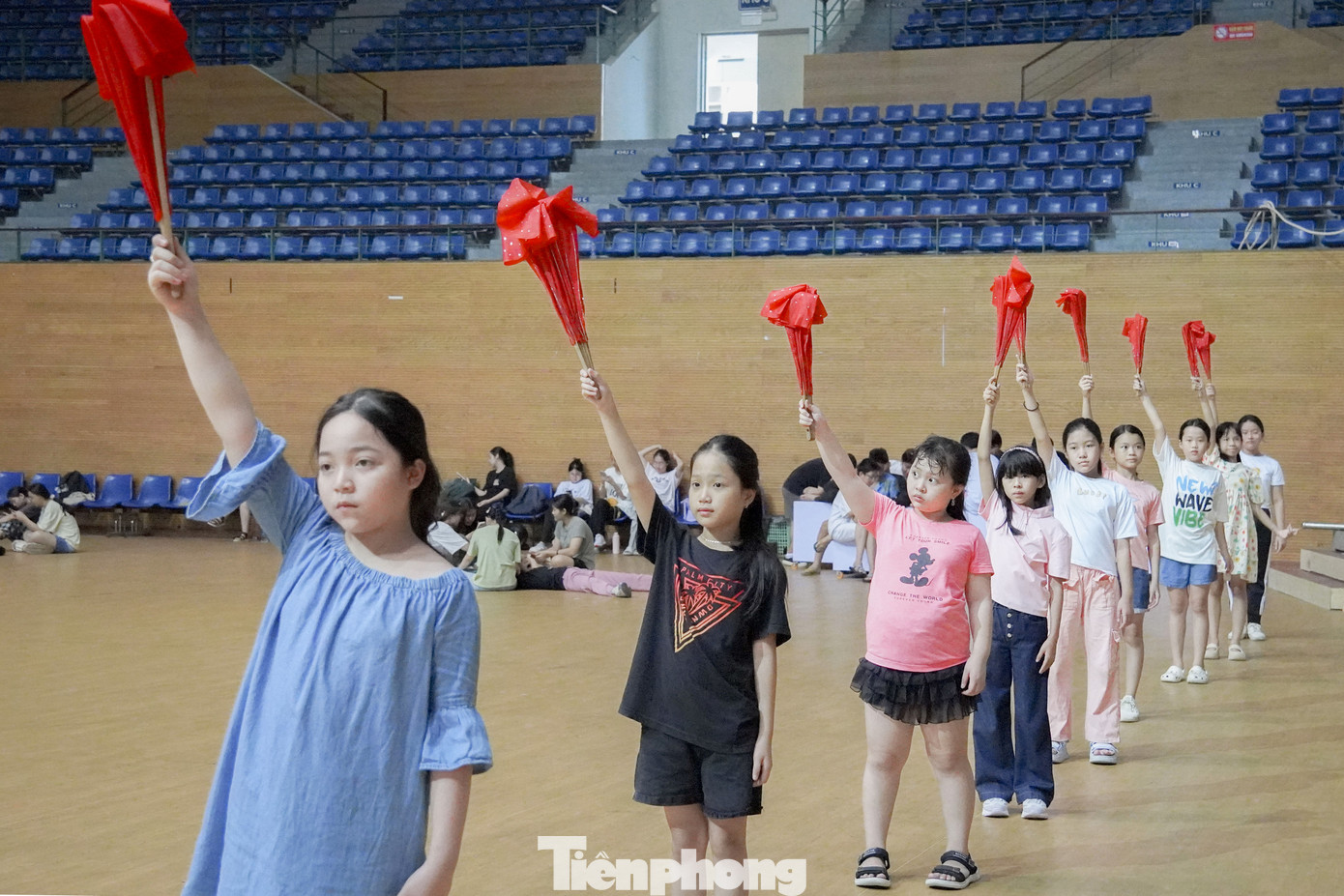 Càng gần đến lễ khai mạc, không khí tập luyện càng khẩn trương, gấp rút. Gần 500 nghệ sĩ, diễn viên quần chúng cùng hơn 40 nhân sự quản lý, hậu đài luôn có mặt khu vực sân khấu Cung thể thao Tiên Sơn, nỗ lực luyện tập và chạy chương trình. Càng gần đến lễ khai mạc, không khí tập luyện càng khẩn trương, gấp rút. Gần 500 nghệ sĩ, diễn viên quần chúng cùng hơn 40 nhân sự quản lý, hậu đài luôn có mặt khu vực sân khấu Cung thể thao Tiên Sơn, nỗ lực luyện tập và chạy chương trình.