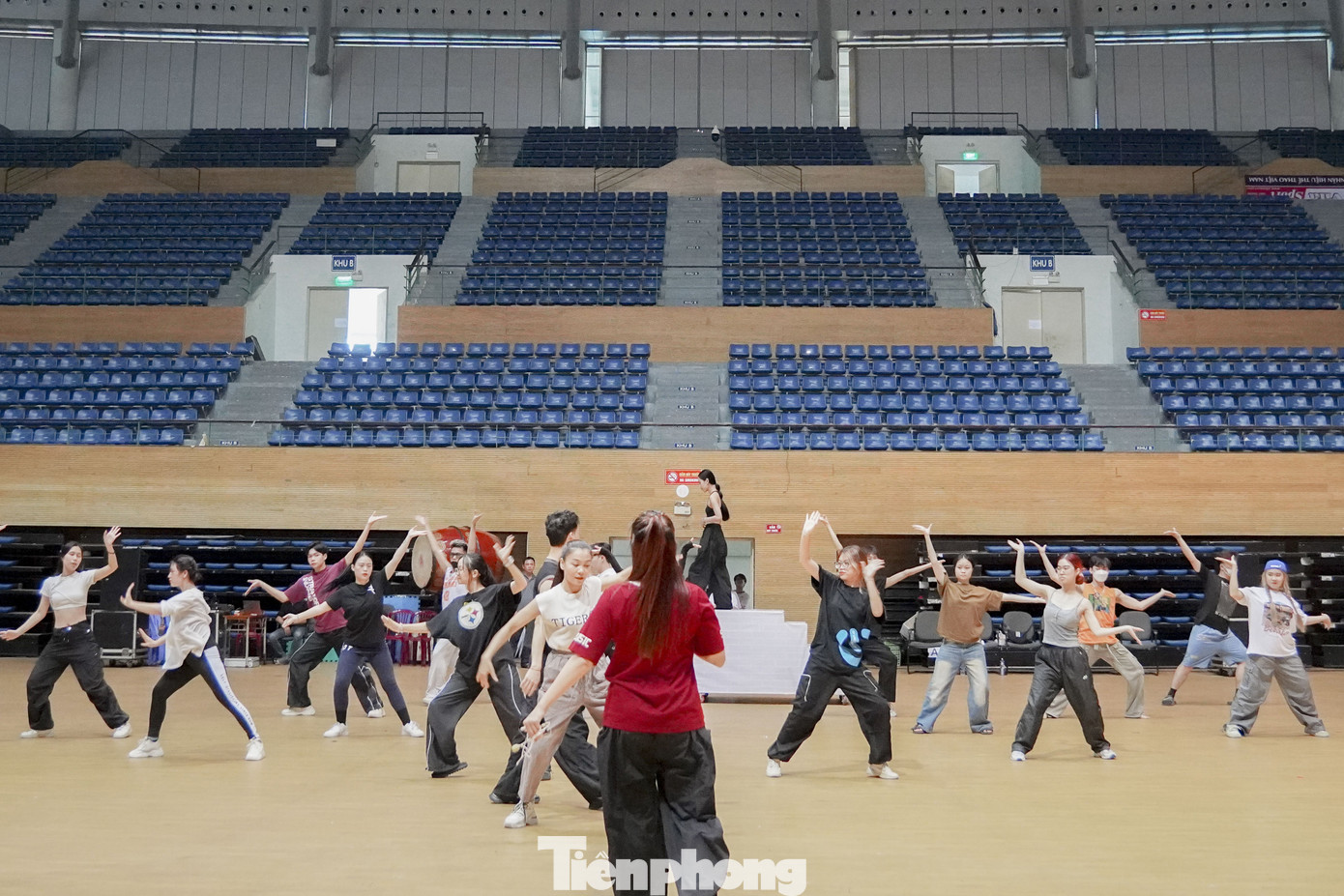 Chương trình nghệ thuật khai mạc Đại hội Thể thao Học sinh Đông Nam Á với chủ đề “ASEAN - Connect to shine bright” (tạm dịch: ASEAN - Kết nối để tỏa sáng) không chỉ là một sự kiện lan toả tinh thần thể thao mà còn là một cuộc hội ngộ, gắn kết của sắc màu văn hóa của 10 quốc gia tham dự, tạo nên bức tranh thể thao toả sáng rạng ngời. Chương trình nghệ thuật khai mạc Đại hội Thể thao Học sinh Đông Nam Á với chủ đề “ASEAN - Connect to shine bright” (tạm dịch: ASEAN - Kết nối để tỏa sáng) không chỉ là một sự kiện lan toả tinh thần thể thao mà còn là một cuộc hội ngộ, gắn kết của sắc màu văn hóa của 10 quốc gia tham dự, tạo nên bức tranh thể thao toả sáng rạng ngời.