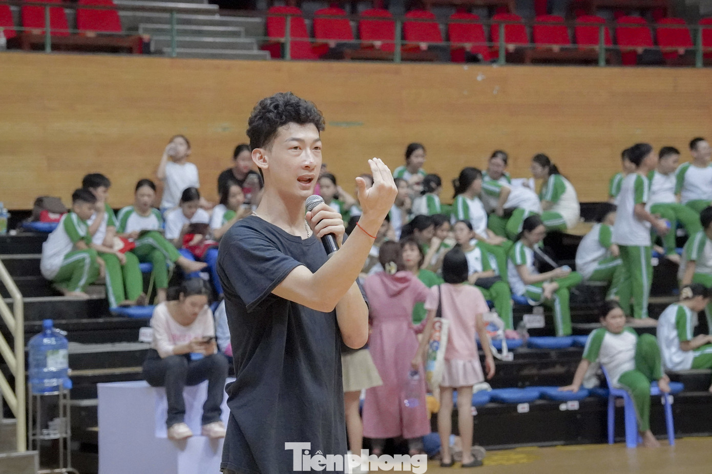 “Với sự nỗ lực của ê kíp và anh chị em nghệ sĩ, diễn viên, chúng tôi hi vọng mang lại một khởi đầu hứng khởi cho một mùa Đại hội Thể thao học sinh Đông Nam Á hấp dẫn với những màn thi đấu đỉnh cao đến từ các VĐV trẻ trong khu vực, để lại dấu ấn đẹp về đất nước, con người Việt Nam nói chung và Đà Nẵng nói riêng trong mắt bạn bè quốc tế”, nghệ sĩ Quang Hào nói. “Với sự nỗ lực của ê kíp và anh chị em nghệ sĩ, diễn viên, chúng tôi hi vọng mang lại một khởi đầu hứng khởi cho một mùa Đại hội Thể thao học sinh Đông Nam Á hấp dẫn với những màn thi đấu đỉnh cao đến từ các VĐV trẻ trong khu vực, để lại dấu ấn đẹp về đất nước, con người Việt Nam nói chung và Đà Nẵng nói riêng trong mắt bạn bè quốc tế”, nghệ sĩ Quang Hào nói.