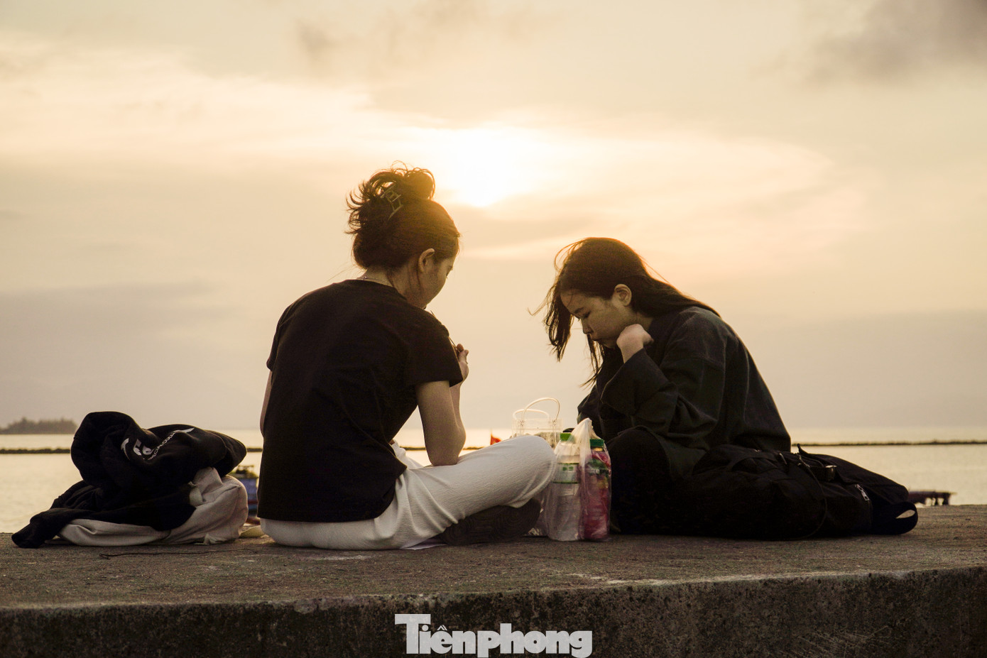 Các đợt nắng nóng kéo dài đầu mùa hè càng khiến khu vực chân cầu Thuận Phước trở nên tấp nập, nhộn nhịp.