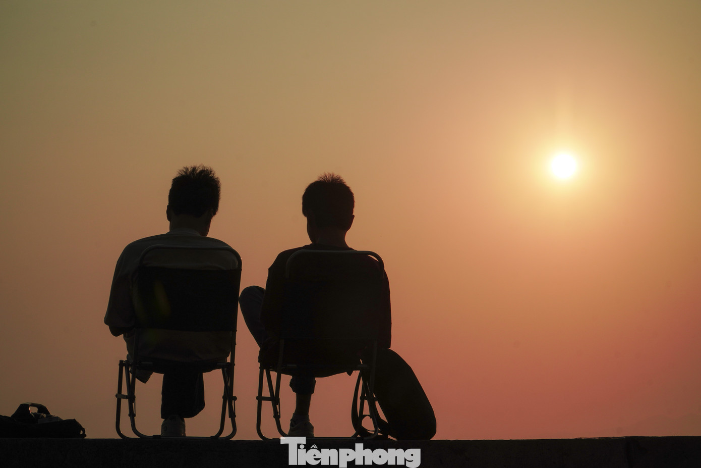 Các đợt nắng nóng kéo dài đầu mùa hè càng khiến khu vực chân cầu Thuận Phước trở nên tấp nập, nhộn nhịp.