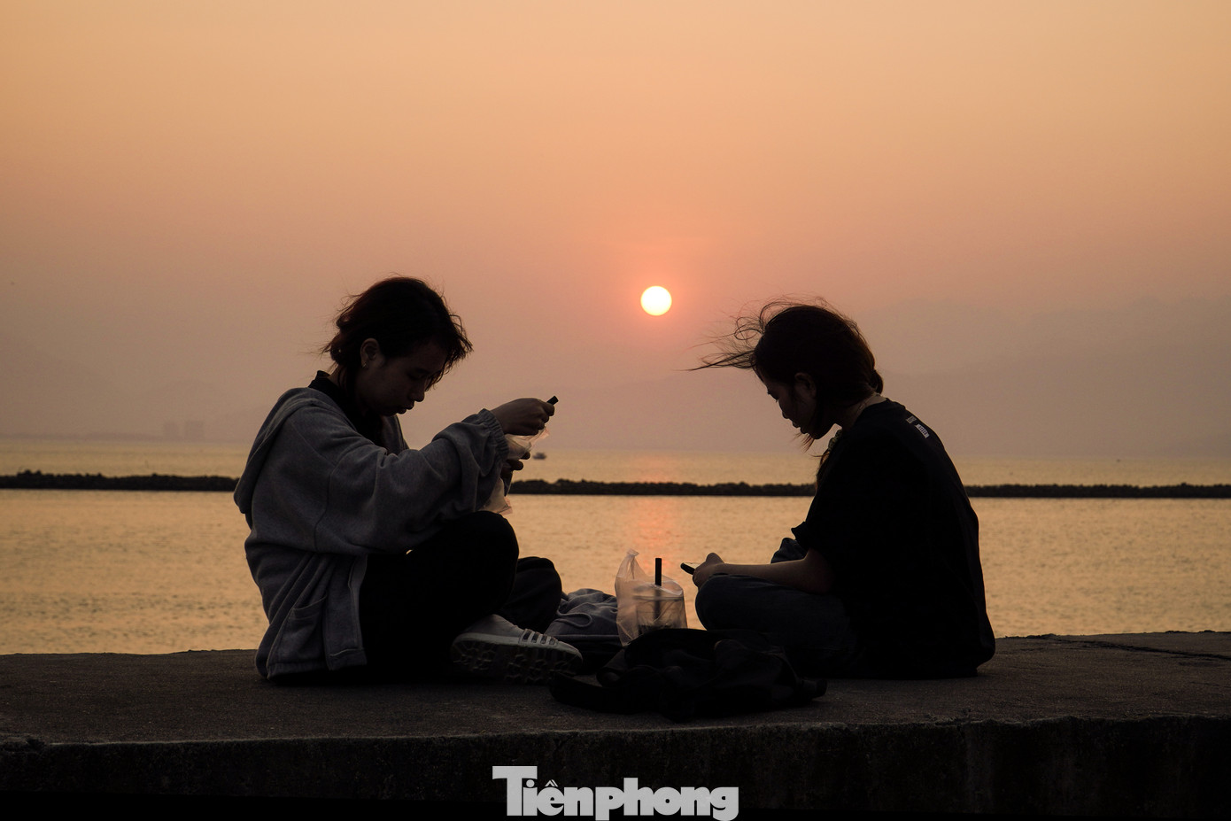 Các đợt nắng nóng kéo dài đầu mùa hè càng khiến khu vực chân cầu Thuận Phước trở nên tấp nập, nhộn nhịp.