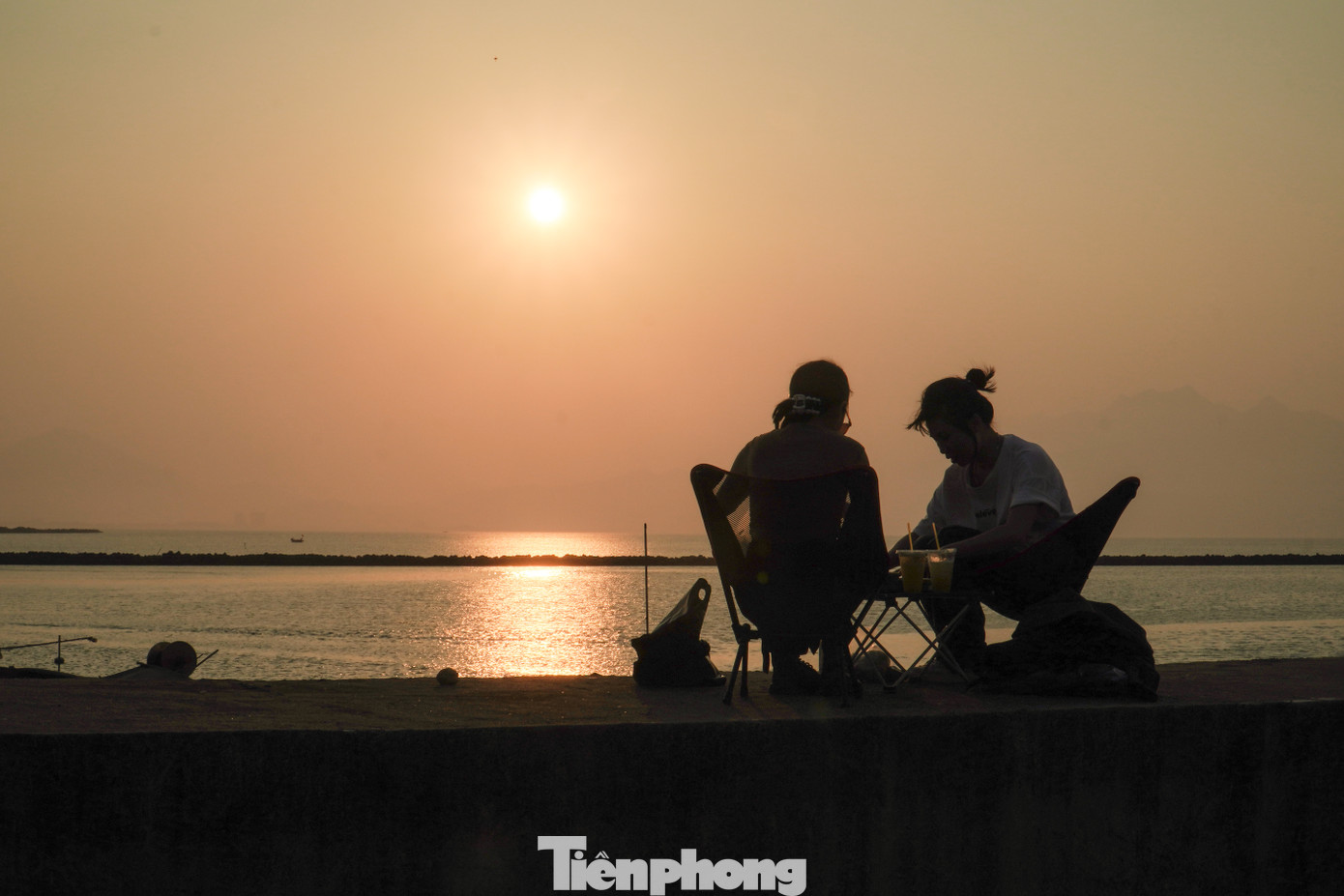 Nhiều bạn trẻ chuẩn bị đồ ăn, thức uống, ghế xếp, bạt picnic... để tận hưởng khoảng thời gian thảnh thơi cuối tuần hoặc sau ngày làm việc dài.