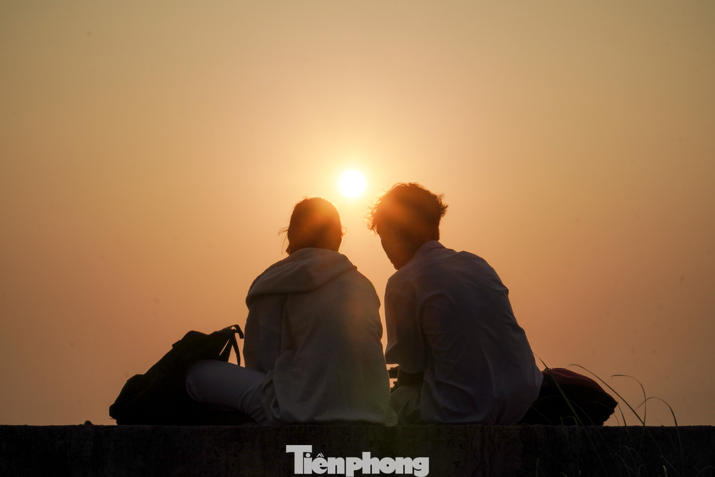 Bạn Nguyễn Văn Tuấn (sinh viên ĐH Kinh tế - ĐH Đà Nẵng) thường xuyên hẹn bạn bè ở khu vực này. &quot;Không khí ở đây rất mát mẻ, không gian sạch sẽ. Không cần chuẩn bị nhiều, em cùng bạn bè cũng có thể có một buổi picnic nhỏ, trò chuyện, giải tỏa căng thẳng trong học tập. Để giữ gìn không gian chung, mọi người cũng nhắc nhở nhau dọn rác sạch sẽ khi ra về&quot;, Tuấn nói.