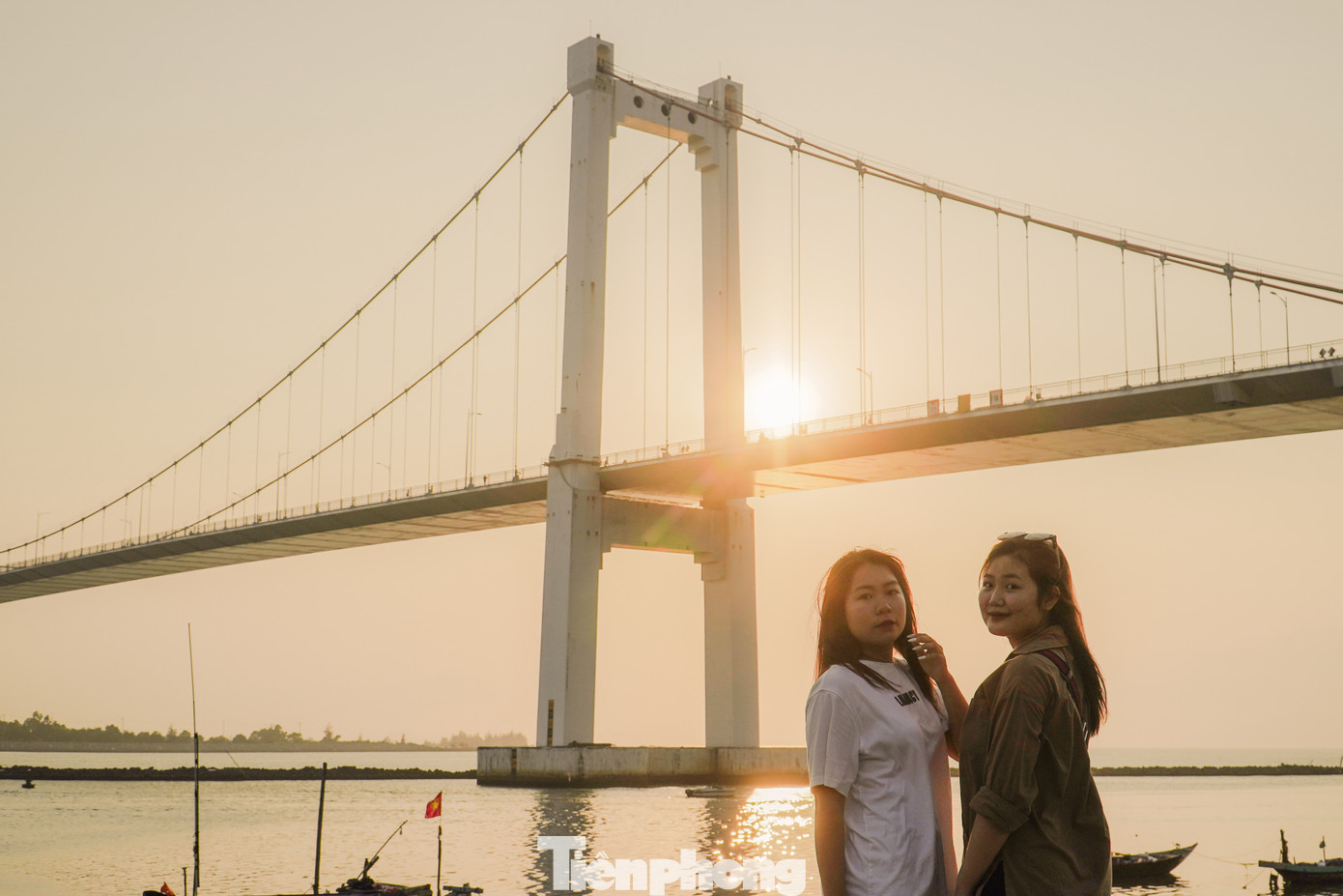 Trong những ngày nắng nóng kỷ lục, khu vực này đặc biệt đông đúc các bạn trẻ đến hóng gió, check-in cùng khung cảnh hoàng hôn thơ mộng. Cứ khoảng 16h - 17h hằng ngày, hàng trăm bạn trẻ có mặt ở khu vực kè sông dưới chân cầu Thuận Phước, dọc đường Lê Văn Duyệt để hóng gió, trò chuyện và lưu lại những khoảnh khắc thư giãn trong ánh chiều tà.