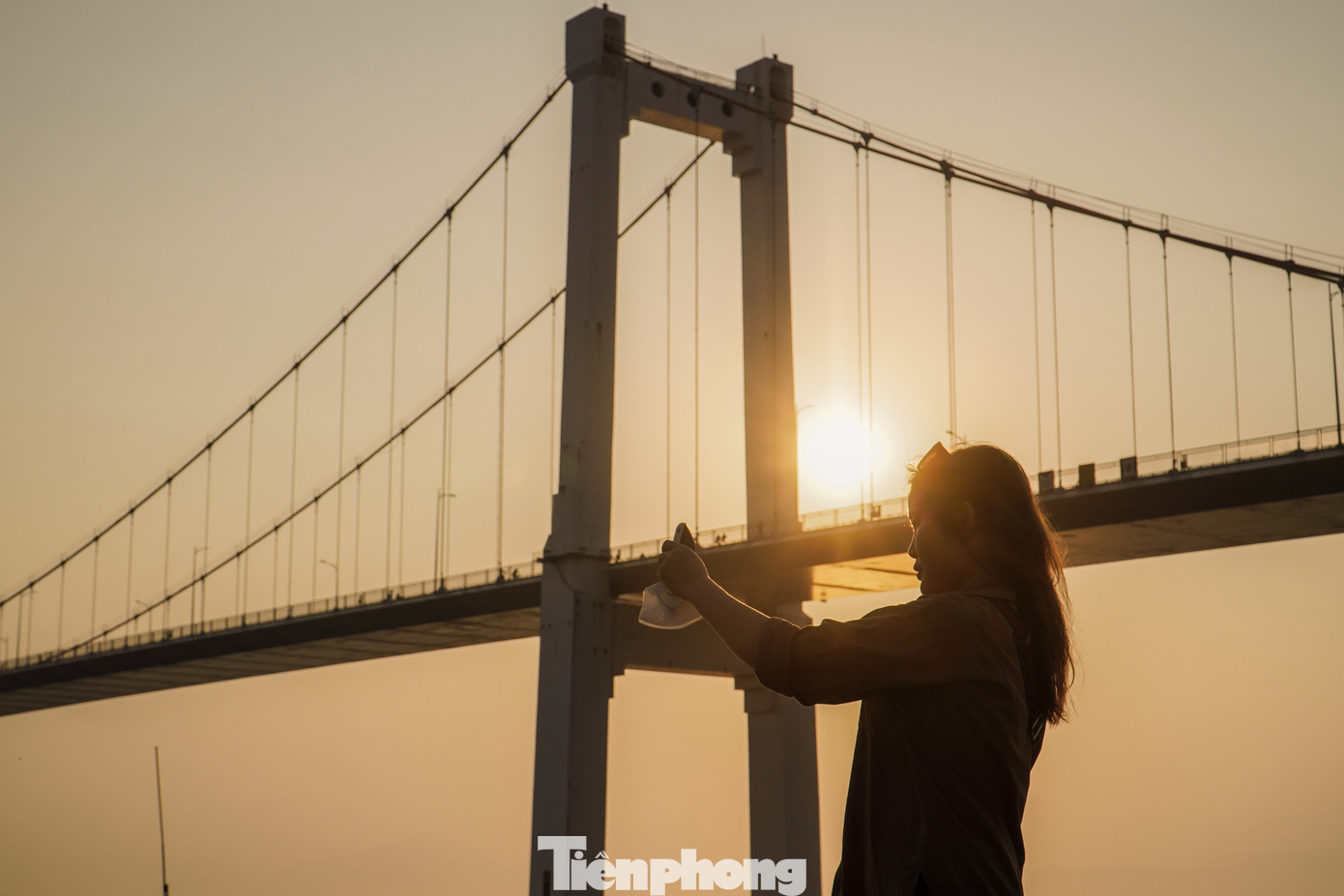 Khung cảnh hoàng hôn tuyệt đẹp ở đây cũng thu hút, níu chân những người yêu nhiếp ảnh, các bạn trẻ lưu lại những khoảnh khắc hoàng hôn ấn tượng nơi &quot;cuối sông, đầu biển&quot;.