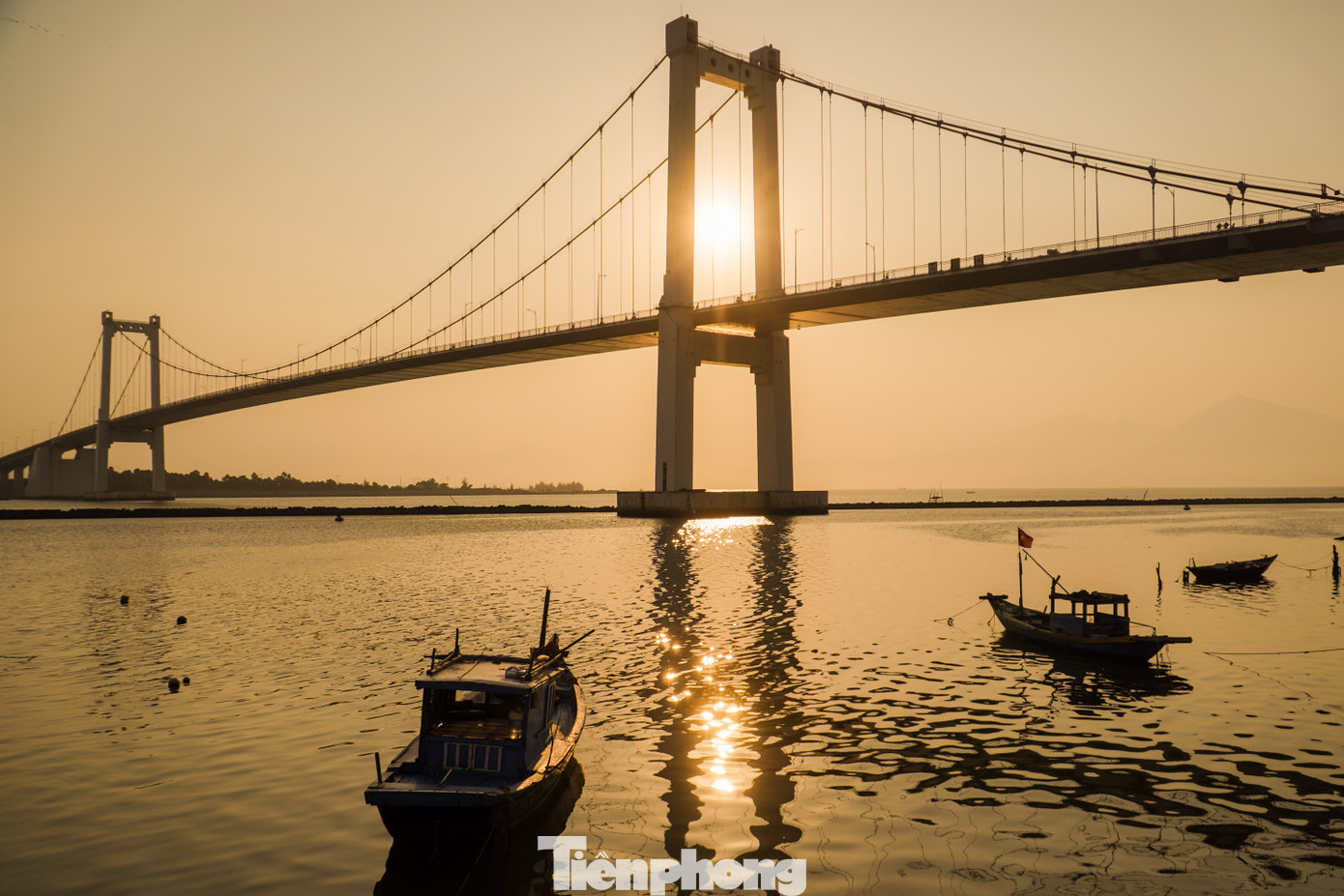 Khu vực chân cầu Thuận Phước (quận Sơn Trà, Đà Nẵng) là tọa độ thu hút giới trẻ Đà thành mỗi buổi chiều tà. Ảnh: Giang Thanh